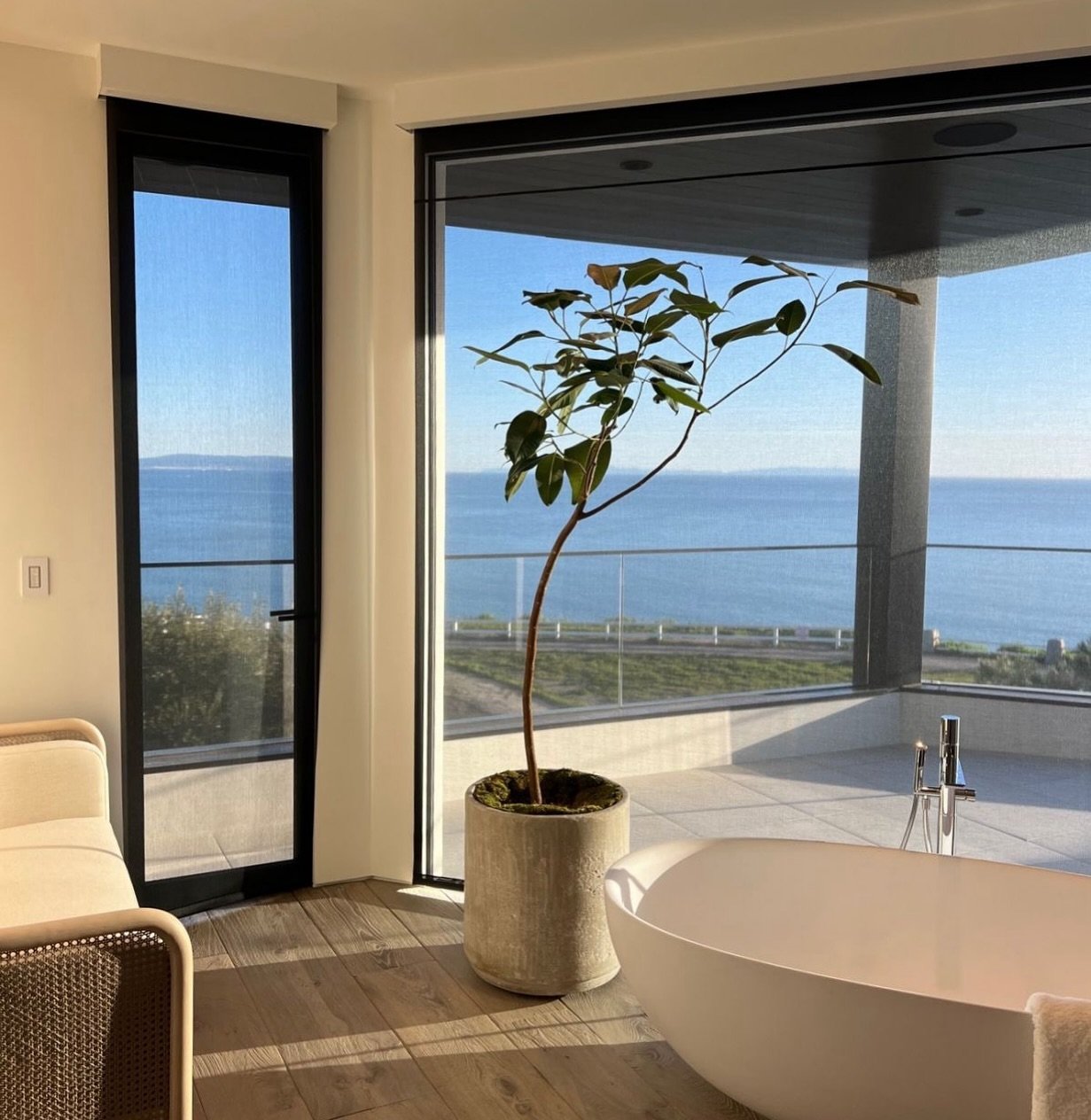 Shhhh&hellip; A sneak peek from our Palisades project. 🤫 #sneakpeek 

A bath thub with an ocean view is not just a bath - it&rsquo;s a serene voyage into luxury. ✨ Every detail has been thoughtfully considered to offer the ultimate relaxation experi