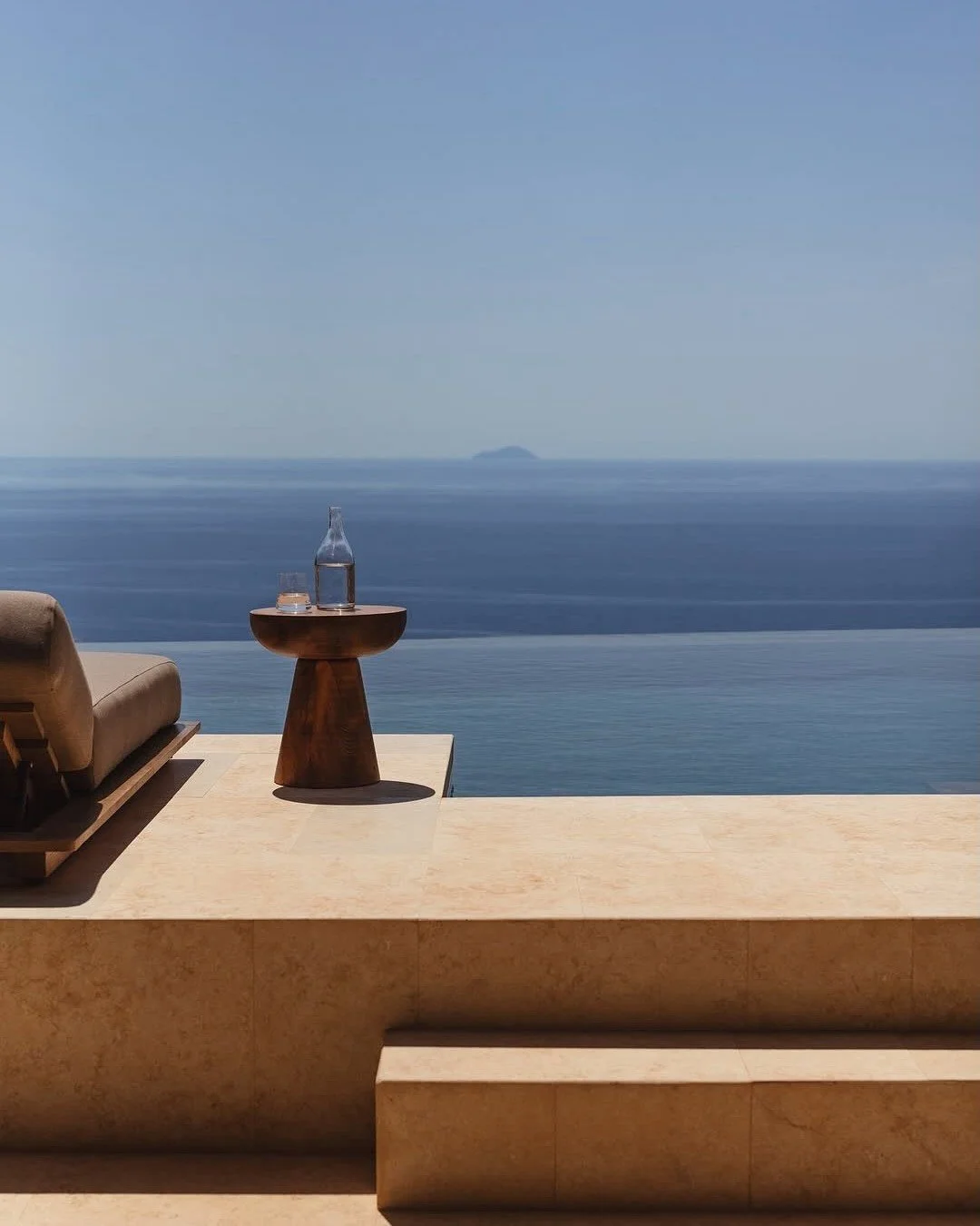 Back to the amazing Gundari Resort, where stone, sea, and silence meet in perfect harmony.😍☀

Architecture by: @block722architects