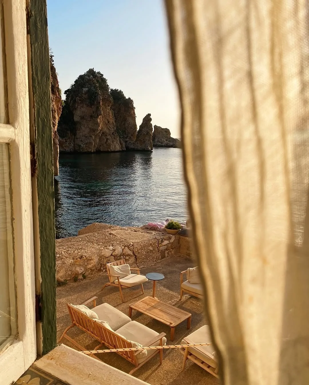 A window to the sea... 

Photo credit: @lunafaienza
