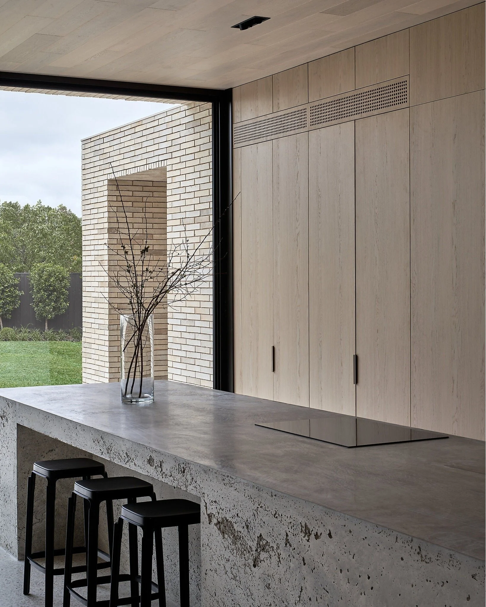 // Clarendon Street House // 

&quot;Central to this design is a spacious living area flanked by the garden on both sides, providing a serene view and a strong connection to the outdoors.&quot; 

Architecture by: @architecturecaisson 
Photographer: @