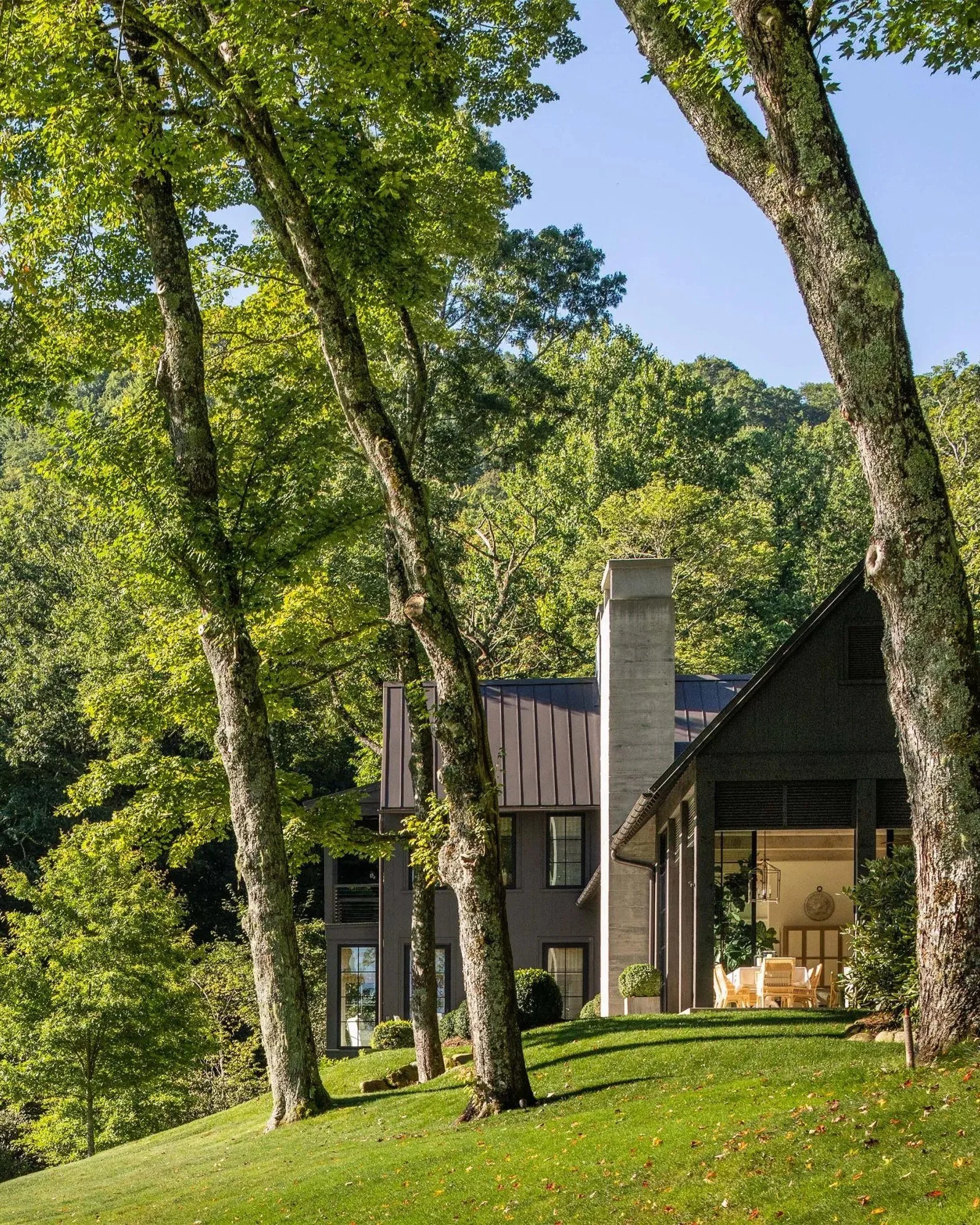 // Mountain Modern // 
A barn-inspired retreat by D. Stanley Dixon inspired by an image of Yves Saint Laurent's home in Morocco 🌿☀

Interior Design: @timothywhealon 
Architecture by: @dsdixonarchitect 
Photography by: @ericpiasecki