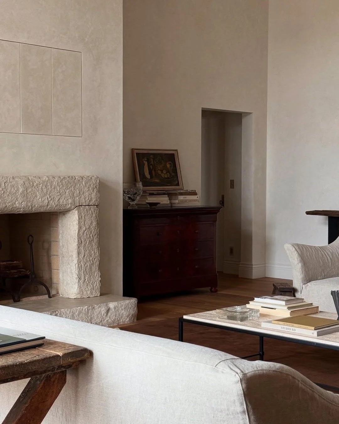 Soft light, sculptural calm. 🤍

Interior Design by: @mollykiddstudio 
Photo by: @timlenzphoto