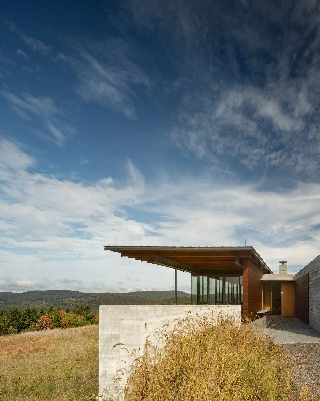 // Gallatin Residence // 

&quot;Crafted from materials that reflect its natural surroundings, Gallatin Residence is a quiet and complementary addition nestled into the hillside.&quot;

Architecture by: @bohlincywinskijackson 
Photography by: @nic.le