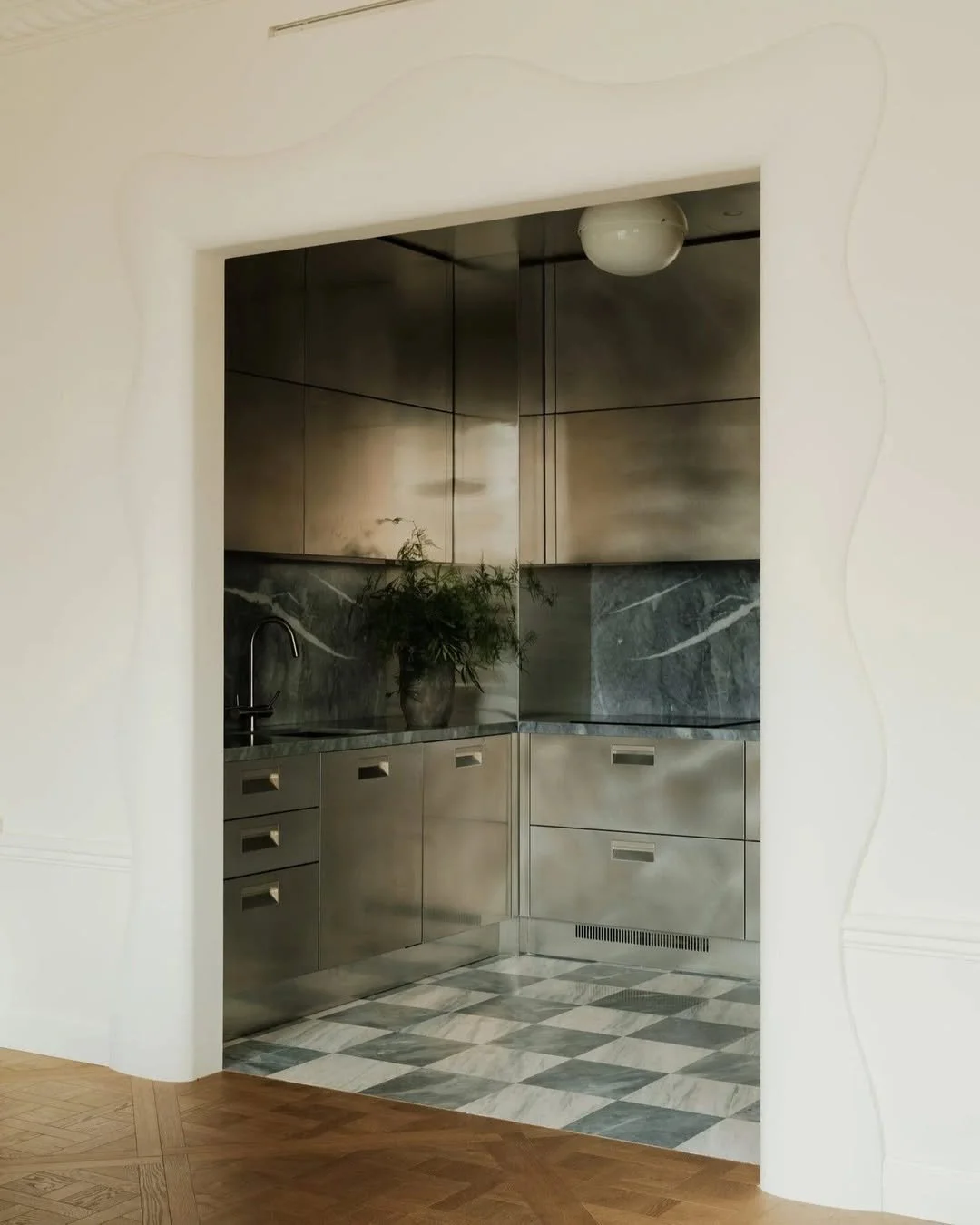 A Moscow apartment with a distinctly French charm. ✨

I love this photo of the kitchen! 

Design by: @veresnovsky 
Photo by: @eugeneshishkin