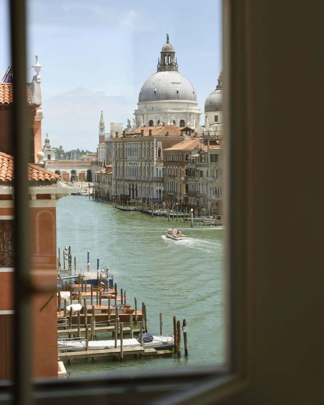 A beautiful, historic apartment in Venice curated with European modernist pieces by  @davidlopezquincoces 🌿