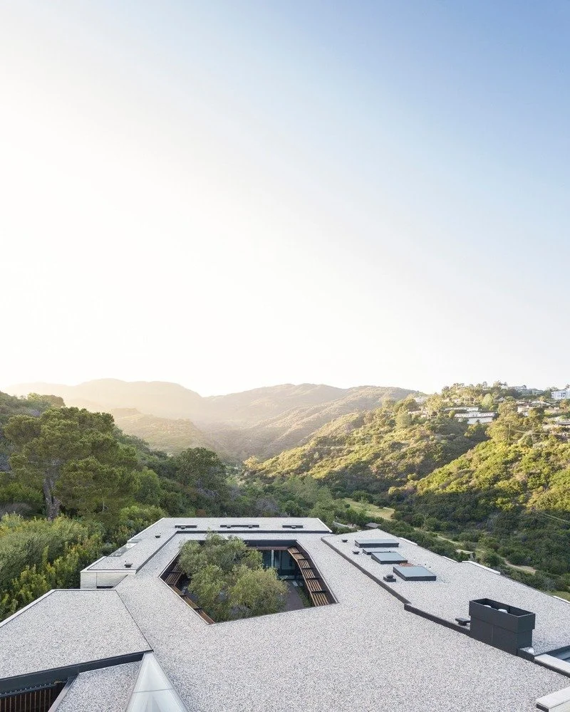 // TRAMONTO RESIDENCE // 

"Nestled in the Pacific Palisades foothills, the Tramonto Residence is a contemporary single-family home which integrates the natural beauty of an adjacent state park. The placement of the home captures vistas overlook