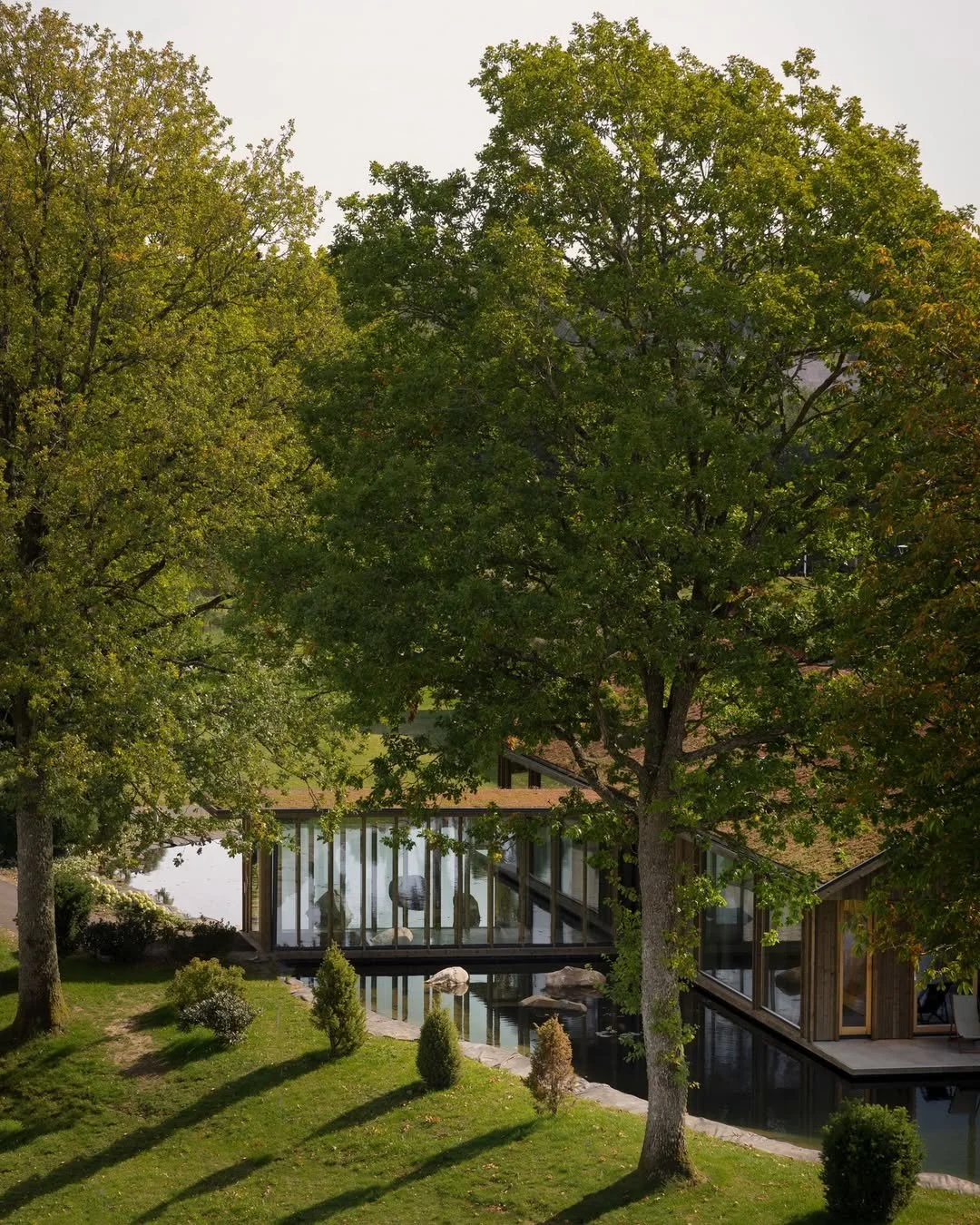 // Sj&ouml;parken //

"Sj&ouml;parken, a sanctuary of understated luxury immersed in the embrace of nature, invites you on an extraordinary retreat. Drawing inspiration from the elegance of Nordic simplicity, the timeless traditions of Japanese 
