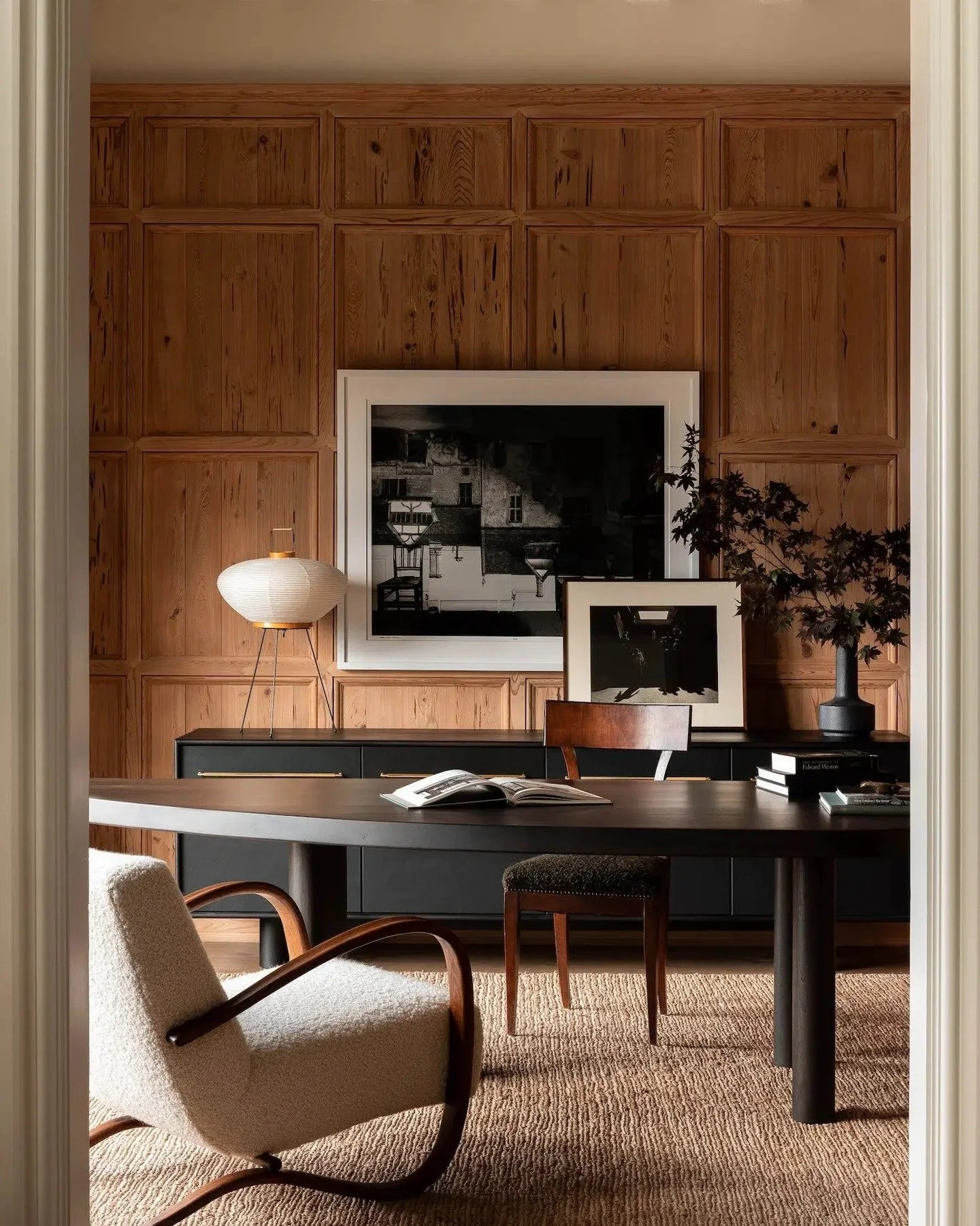 Some projects just stay with you! 
// Collector&rsquo;s House by Betsy Brown and Shepard &amp; Davis Architects //

I found myself scrolling back to this one. Designed as a backdrop to the homeowner's furniture and art collection, the architecture st