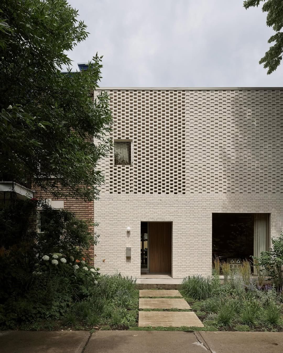 // Maison Drolet // 

"The home wasn&rsquo;t in the best shape and didn&rsquo;t have any details which would signal character; therefore, the architects planned to honor its history through its front profile. Like many of its brick-clad neighbor