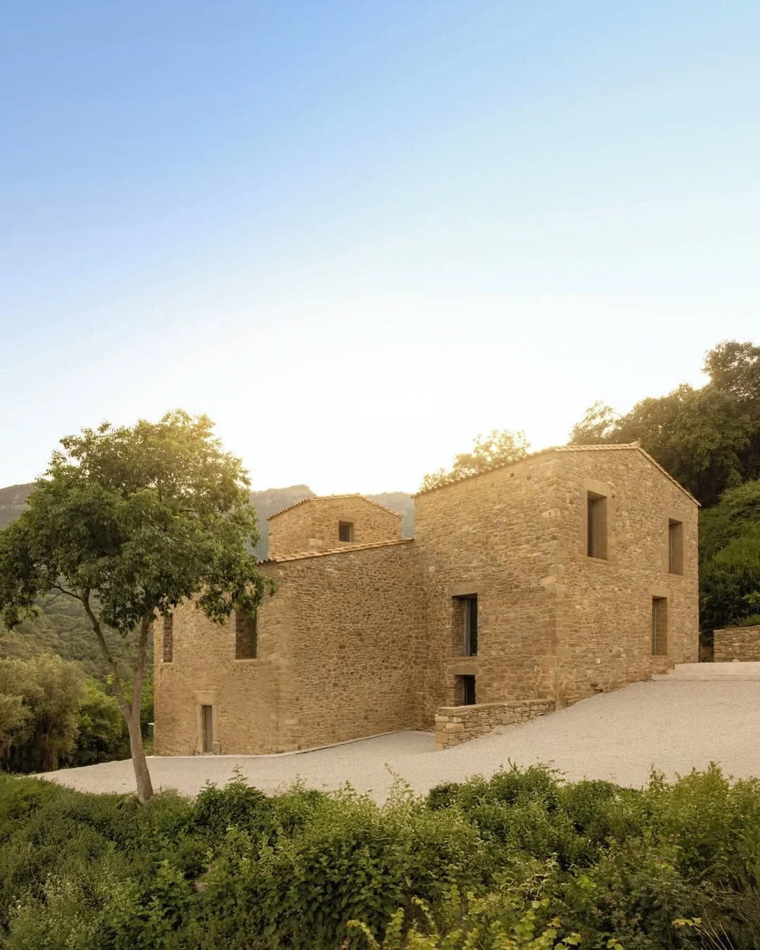 // Mas Cadalt House // 

"This project arises first from understanding and then intervening only where necessary. Located in the heart of Serrat de la Cadalt, the task consists of updating a farmhouse that had been abandoned, adapting it to cont