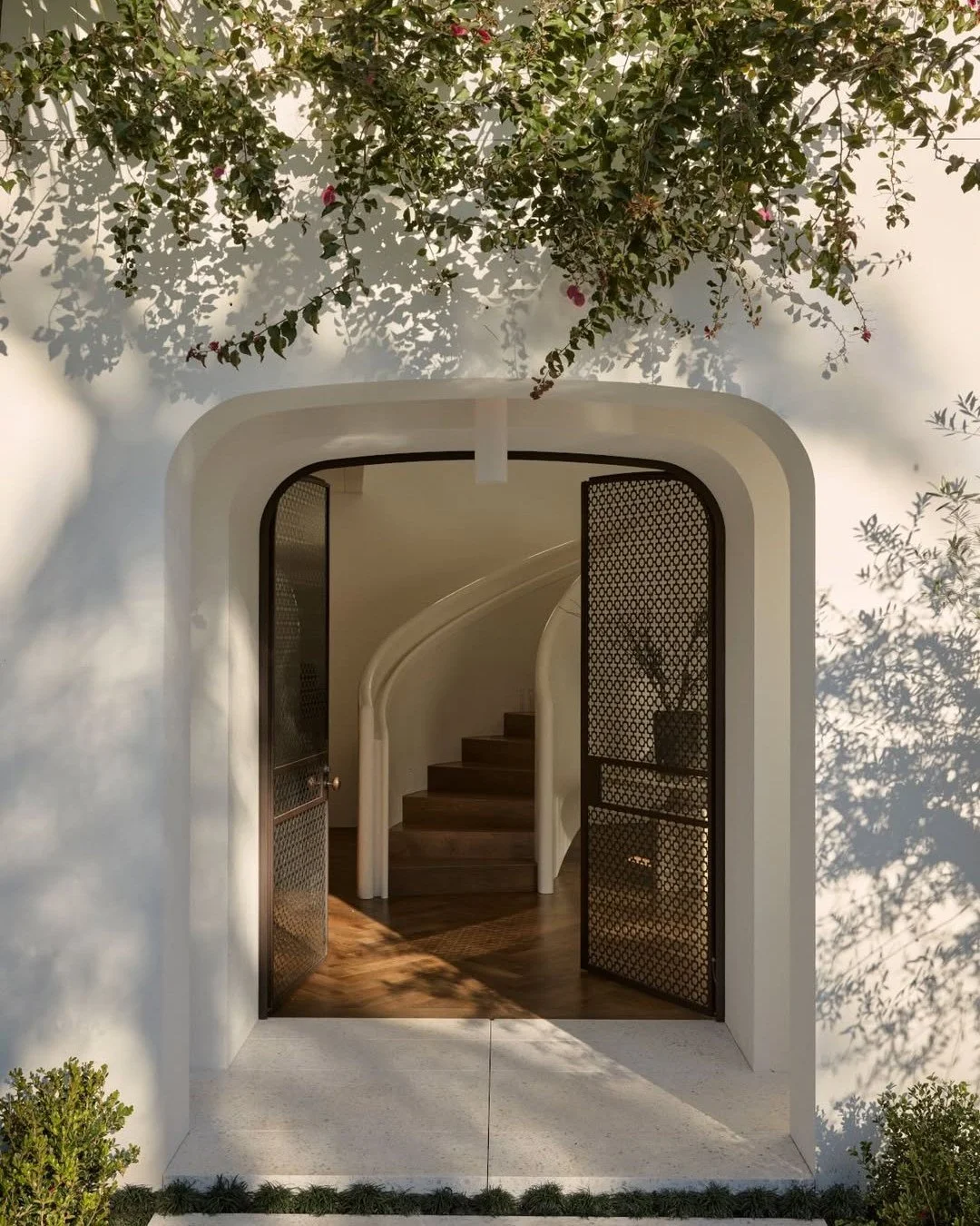 // Belleview // 

"Overlooking Sydney Harbor, the home&rsquo;s strong Mediterranean character and architectural language set the tone for Lawless &amp; Meyerson&rsquo;s reimagining... " 

Interior Design by: @lawlessandmeyerson in collabora
