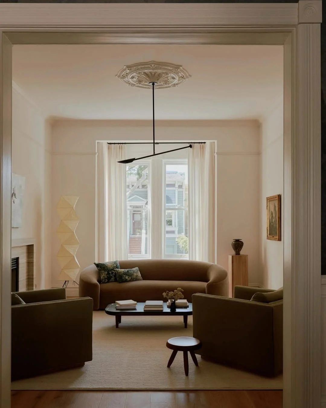 // San Francisco Town House //

&ldquo;Mattingly&rsquo;s plan consisted of three tiers. First: Highlight the historical details, like traditional trims and plaster moldings. Second: Bring in elements to create a blanket of subtle Britannia&mdash;Shak