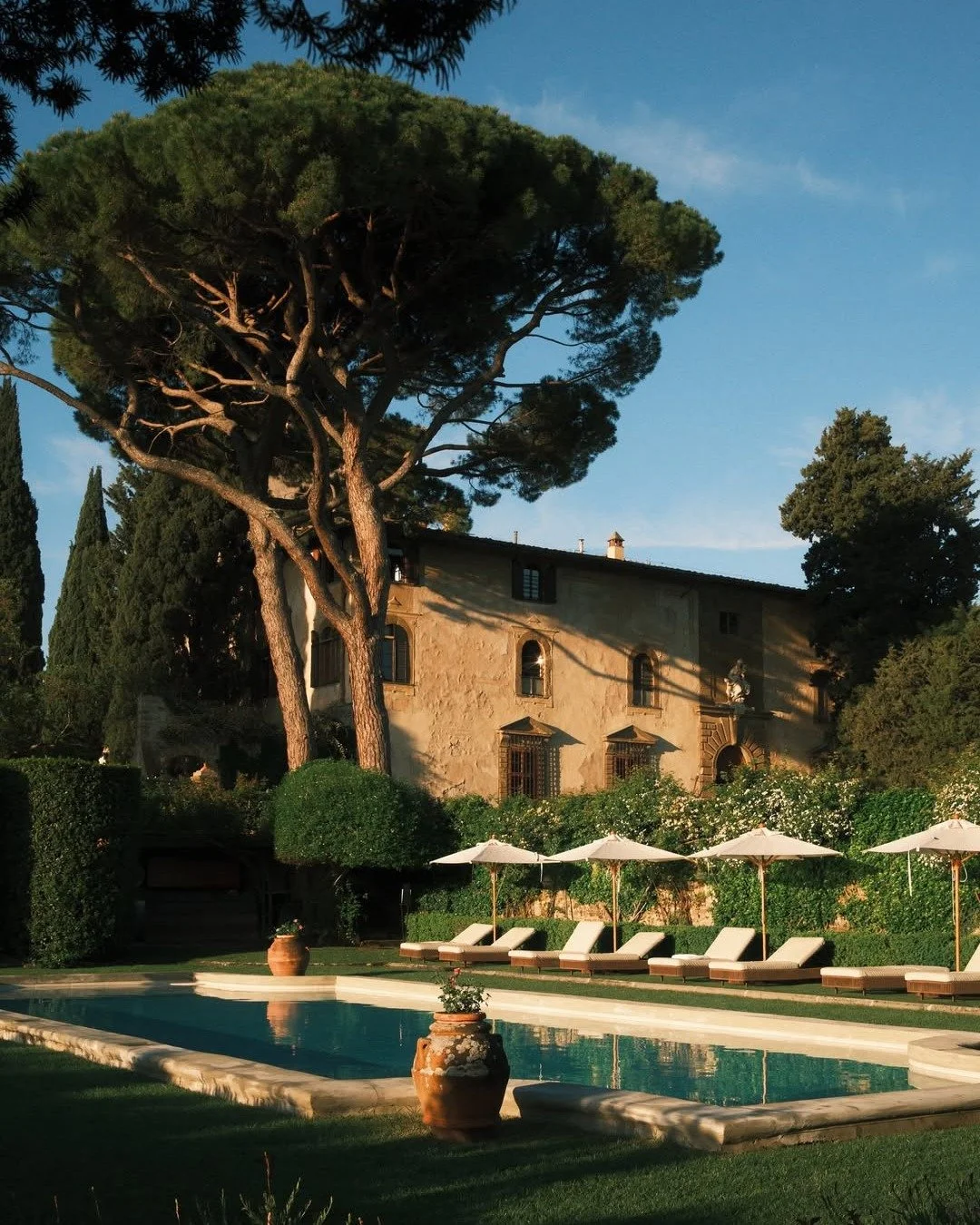 A hidden gem in Florence - Hotel Torre di Bellosguardo! ✨

"A stunning Villa property decorated with 15th. century frescoes by the famous Bernardino Poccetti, one of Florence's most celebrated late Renaissance fresco painters. The villa retains 
