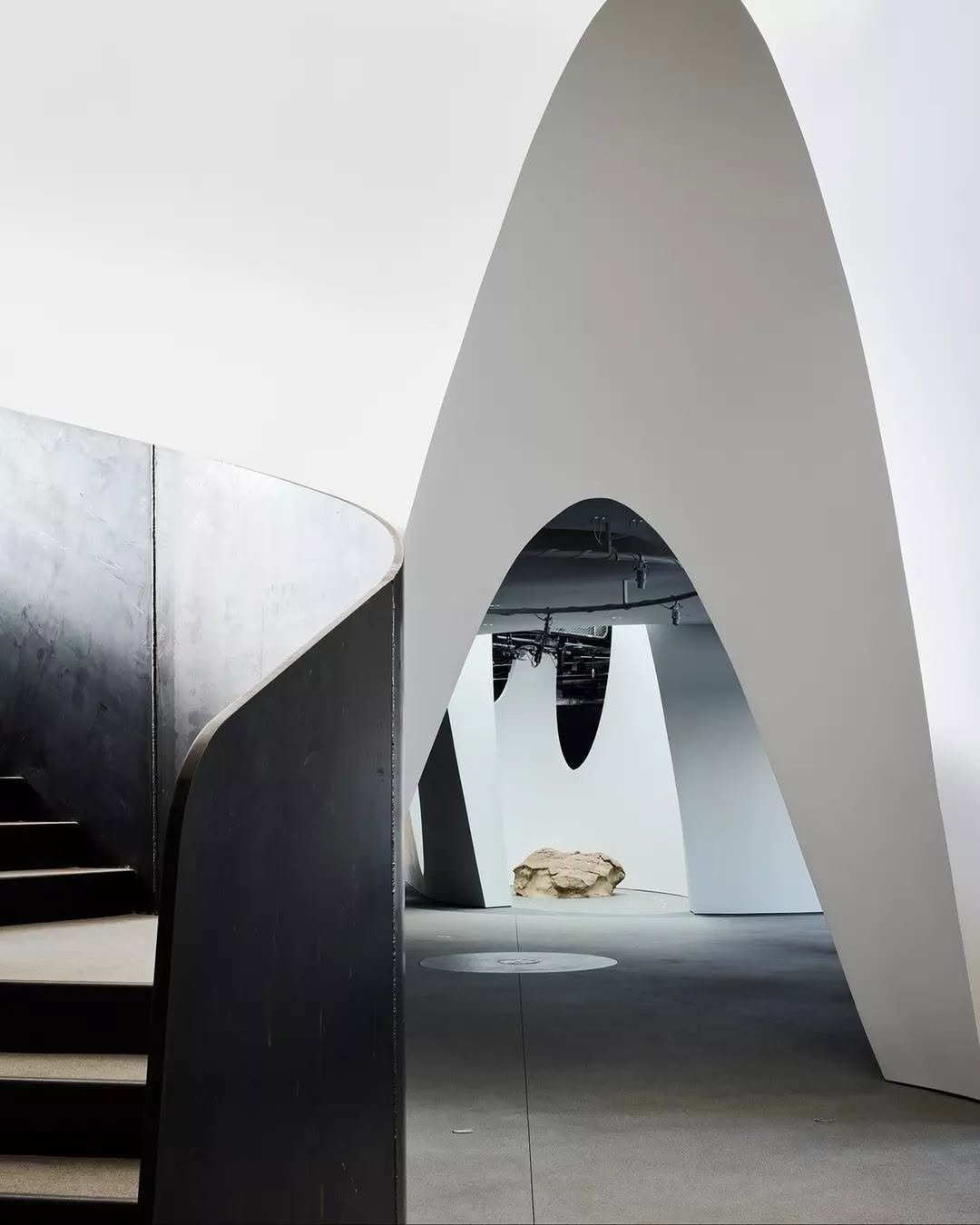 Still uncovering moments from Hill House... 

"Beyond the custom-made main door lies a flowing interior that aims to balance monumentality and playfulness..." by Ellie Stathaki in @wallpapermag 

Interior Design by: MLK Studio
Architecture 