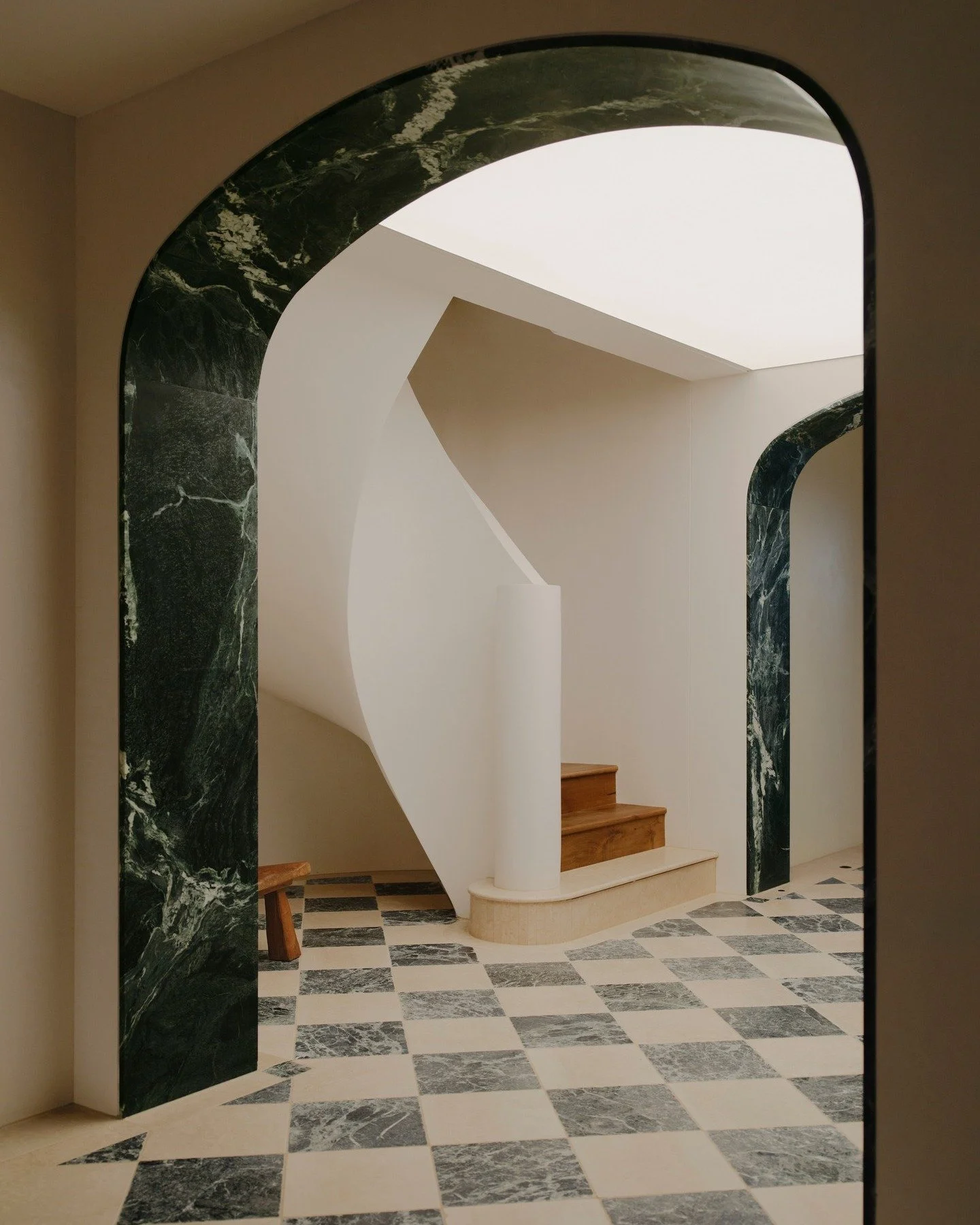 Always drawn to a beautiful staircase, and this sculptural spiral at Belleview is no exception... Proof that the journey between floors can be just as considered as the spaces themselves.

Interior Design by: @lawlessandmeyerson 
Photo by: @smartanso