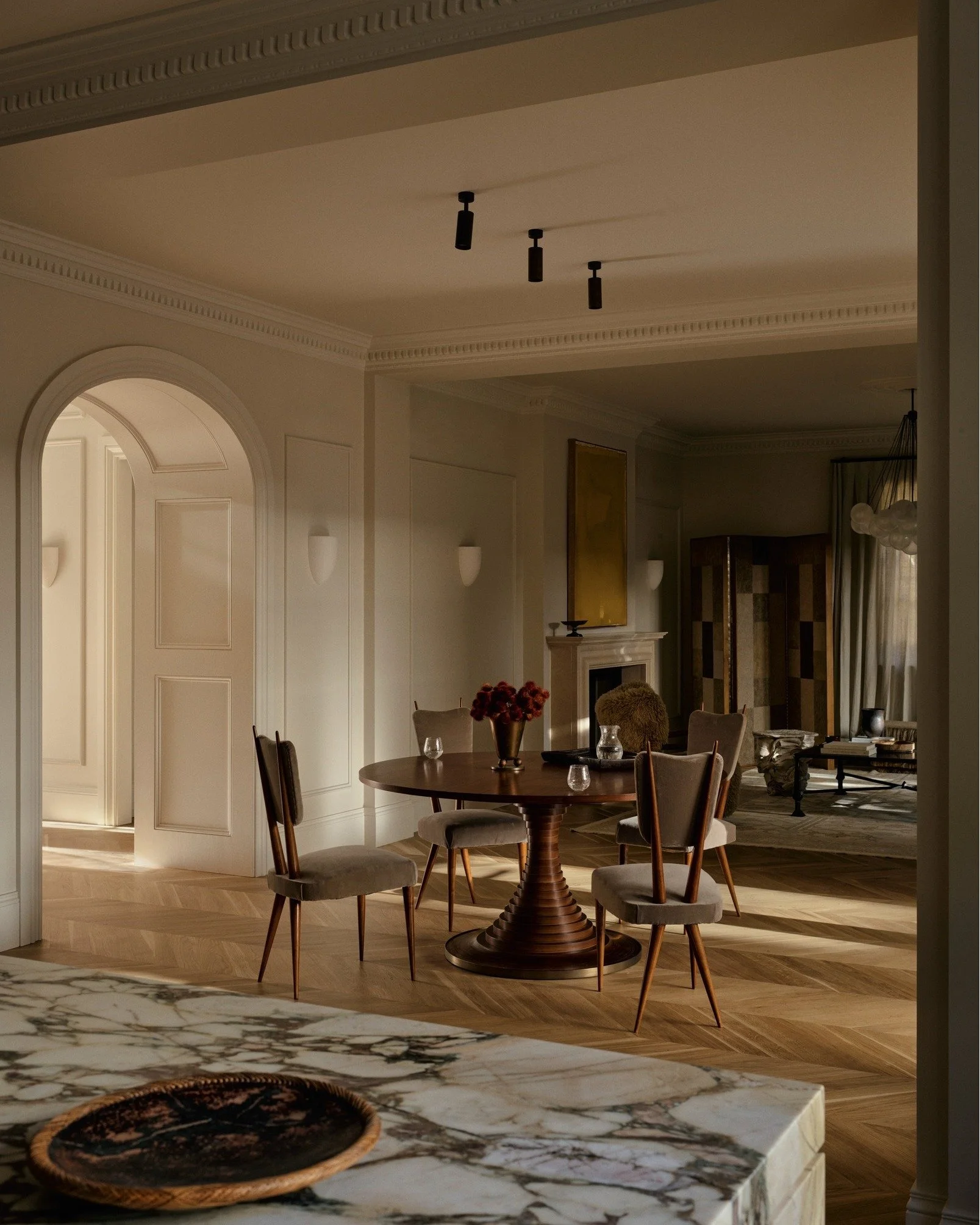 "A home in Mosman emulating the clean lines and symmetry of a Georgian manor..."

Interior Design by: @jilliandinkel 
Photo by: @smartanson