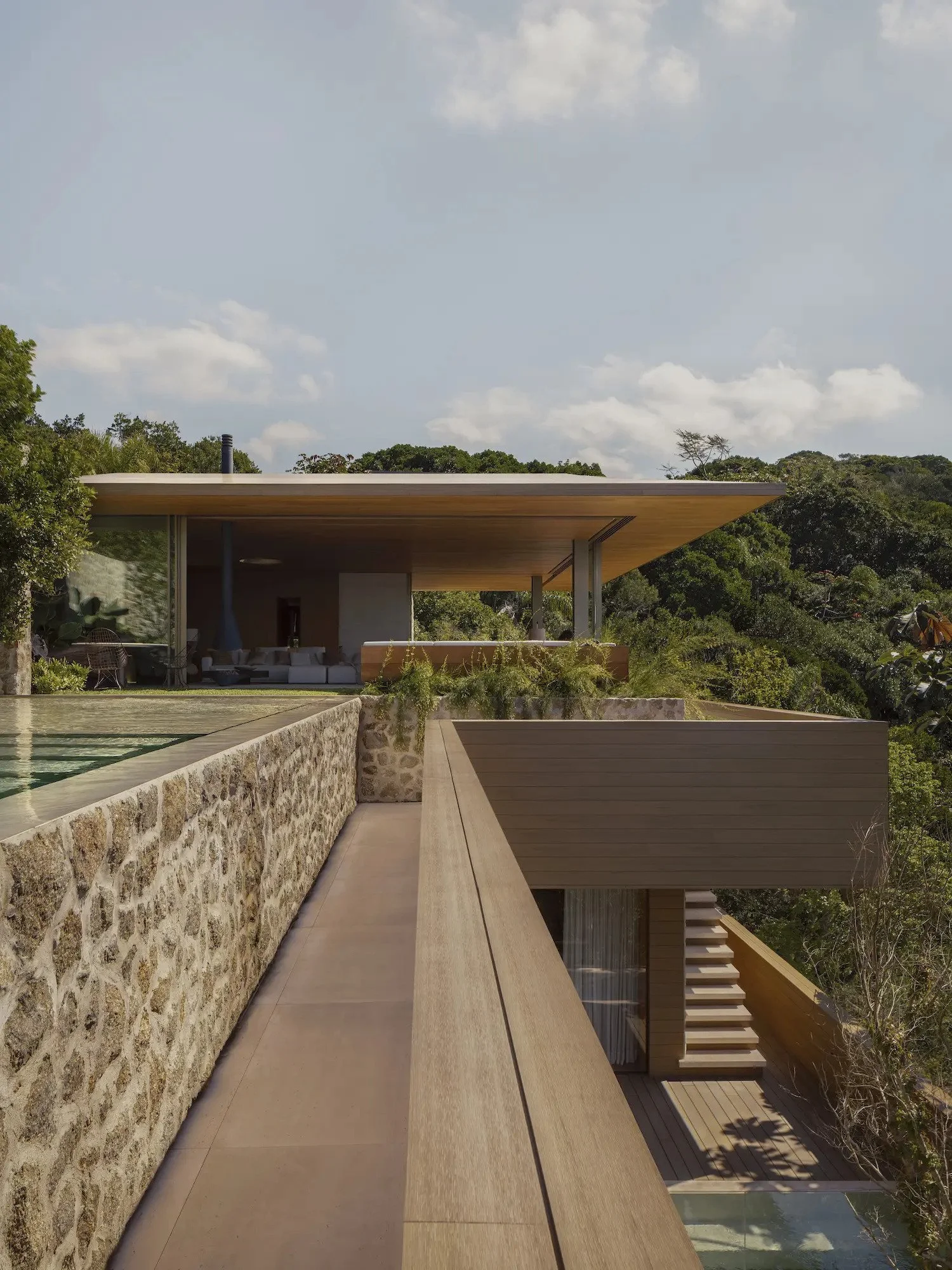 // Brav&iacute;ssima House // 

Posting this one again because some projects deserve a second look! 

&ldquo;Following the natural incline, the house extends toward the horizon&rdquo;, and that is exactly what makes this place so special.

By: @studi