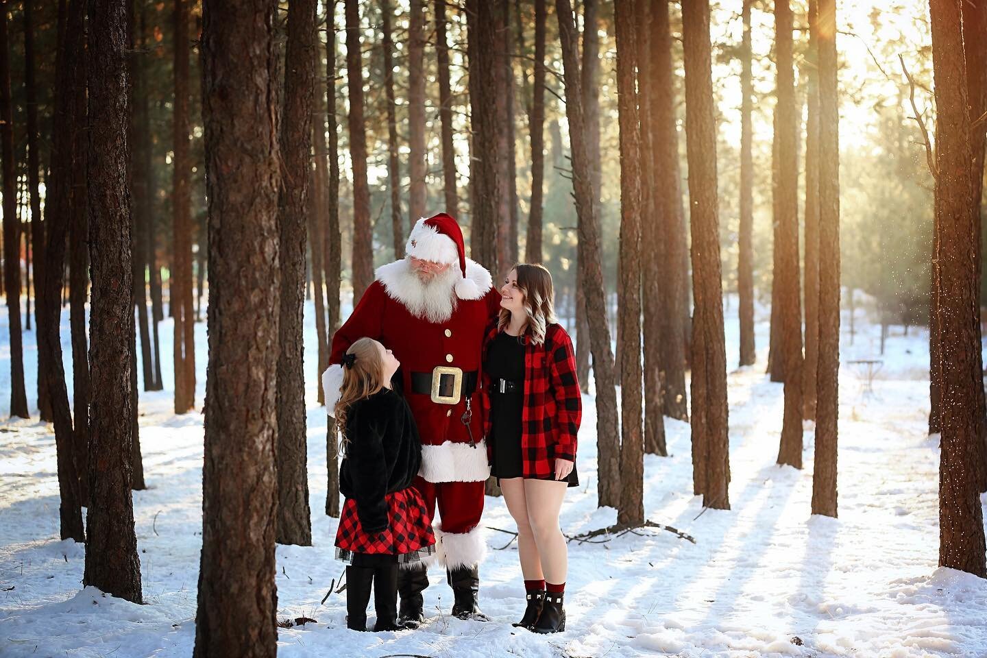 Friends! We&rsquo;ve got just FIVE spots left for photos on December 4th! Join us for a magical Santa and family portrait experience that you won&rsquo;t find anywhere else- and we might just be joined by Santa&rsquo;s elves this time! Lots of natura