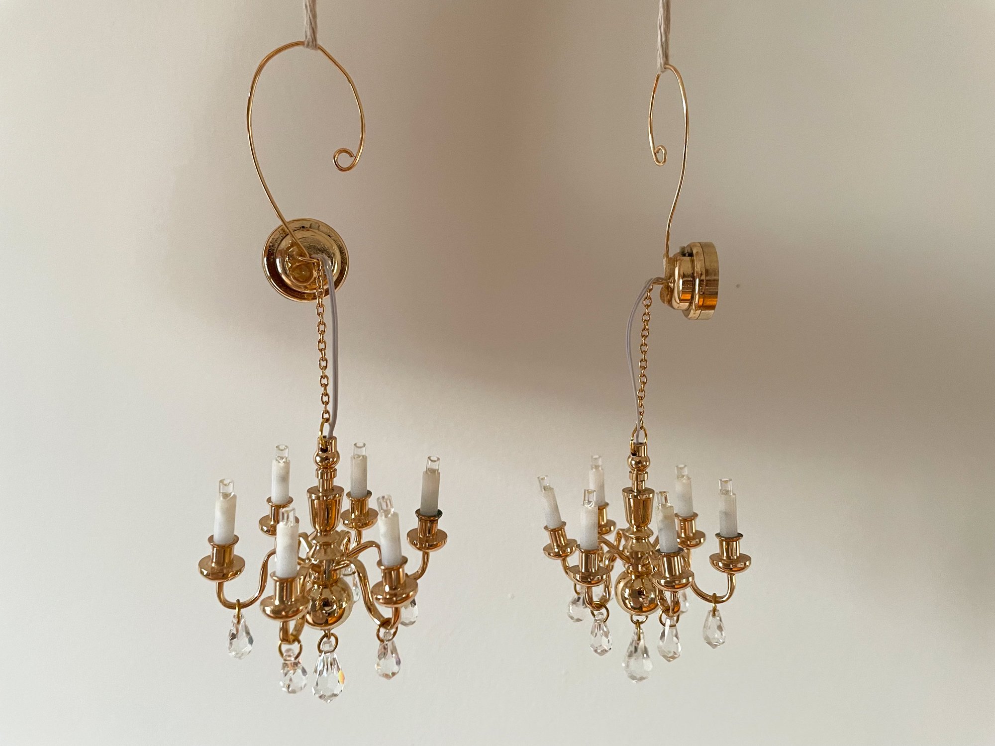 rococo' light-up chandelier earrings in gold — Diana Caldarescu