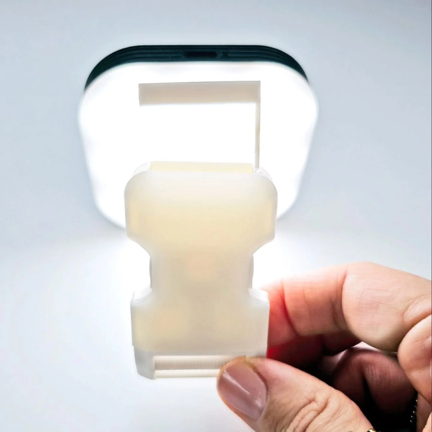 Darker days, brighter details.✨️
As daylight fades, we bring light to your look.
A soft LED in the translucent buckle adds just the right glow.

And if it ever fails &mdash; or you simply don&rsquo;t need it anymore? No worries. It&rsquo;s designed t