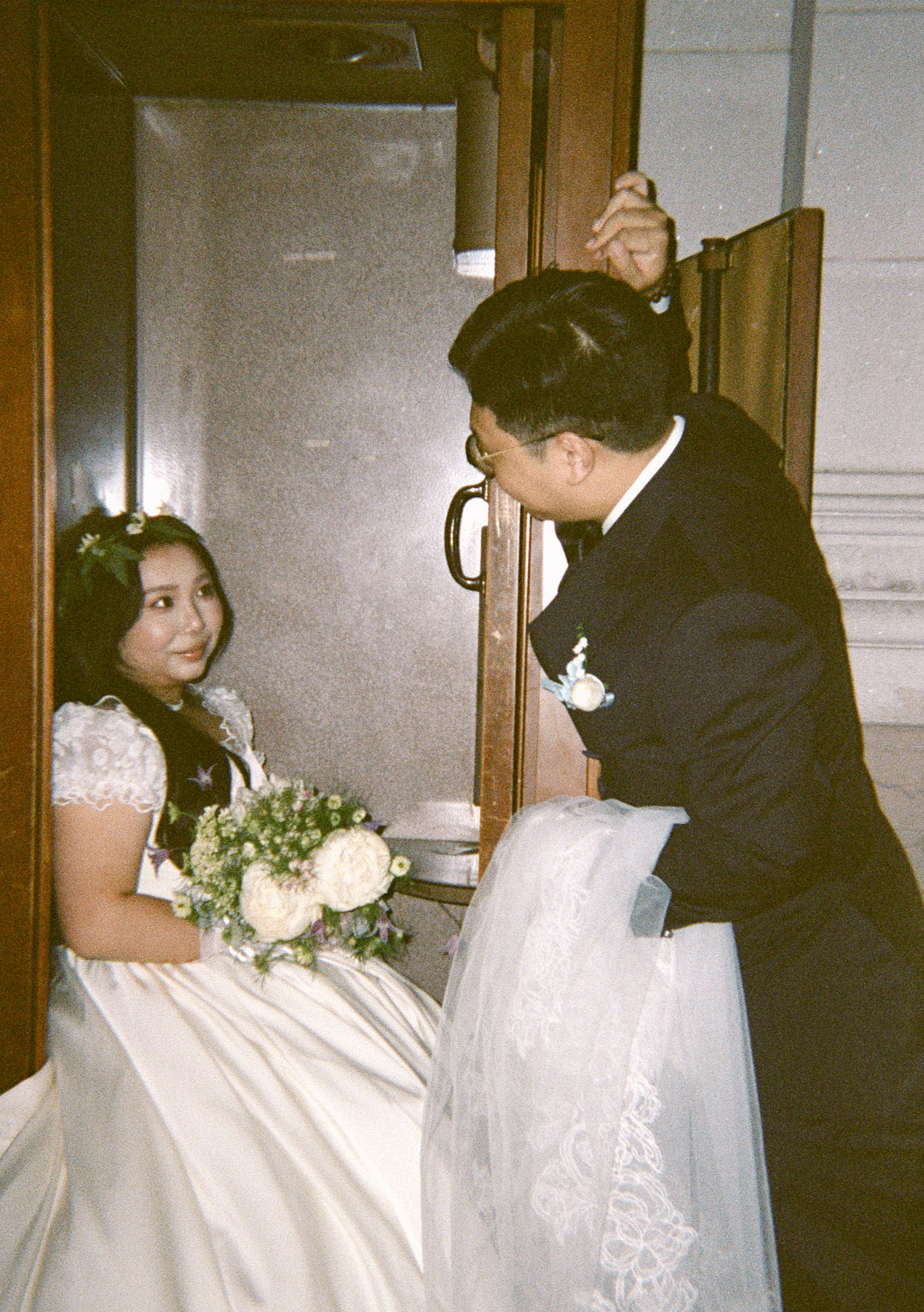 35mm wedding wigglegram. 3d wedding portrait of husband and wife in phone booth on 35mm film by CT analog wedding photographer Briana Raucci. 3D Hartford City Hall elopement image