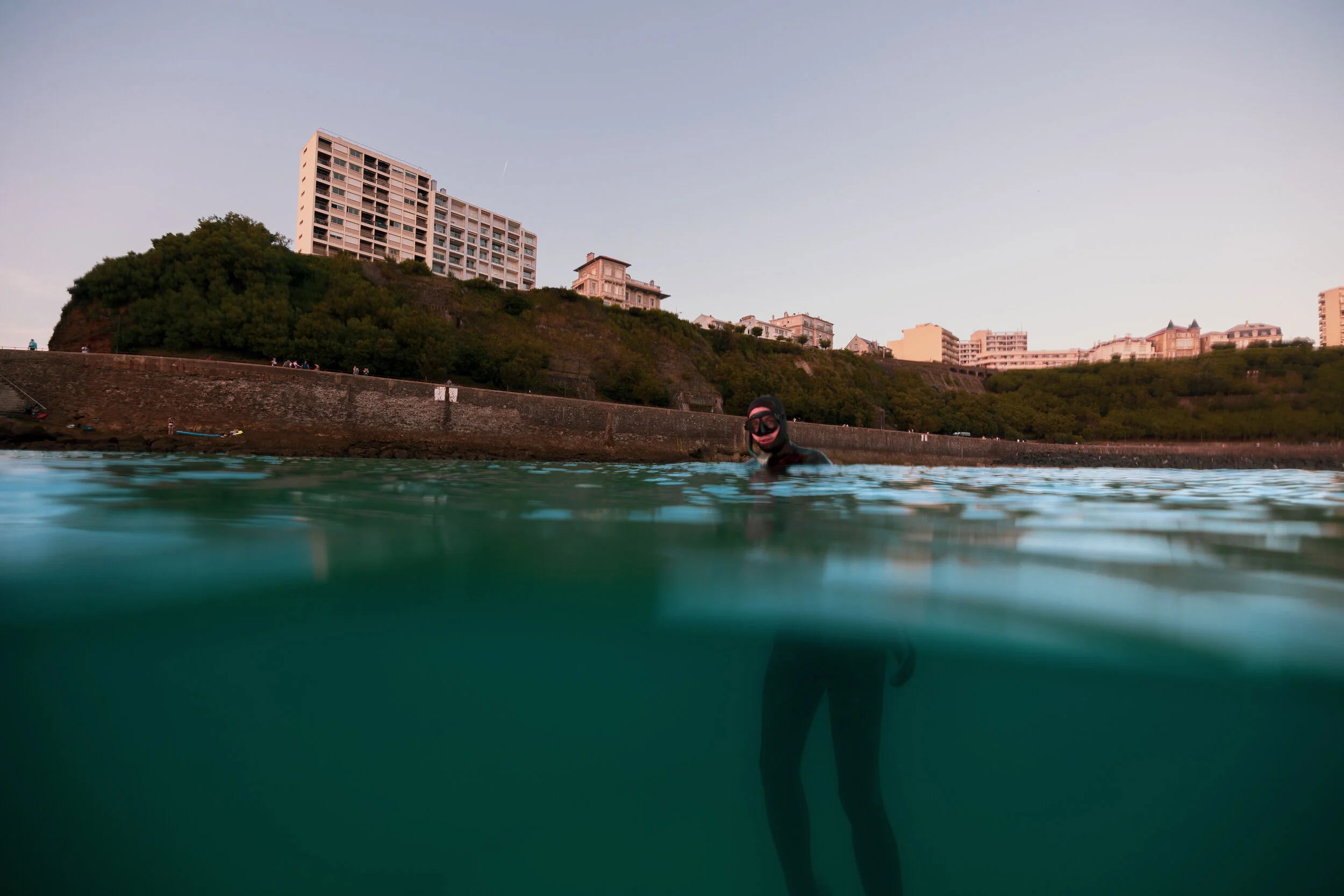 Plongée sur le Mur de l'Atlantique à Biarritz sur la position Ba 41 avec en deuxième plan les trois casemates de tir SK Sonder Konstruktion de la plage de la côte des basque