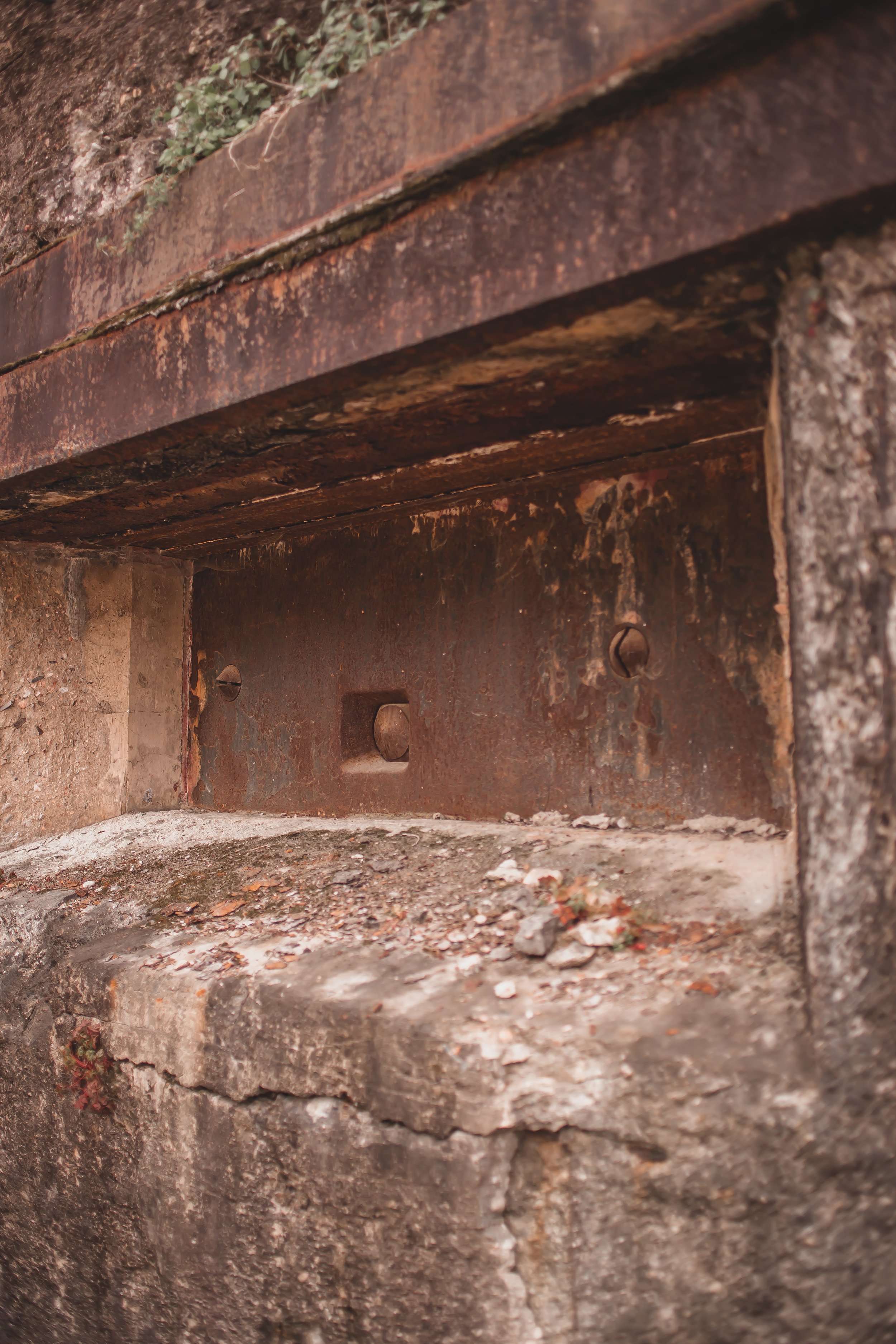 Schwere Stahlschartenplatte für MG
Volet blindé pou mitrailleuse lourde MG-34
Référence 78 P9
U-Boot Bunker Position Bo 42
Recherches Archéologiques 1939-1945 sur le Mur de l'Atlantique par AtlantikWall Explorers AWE