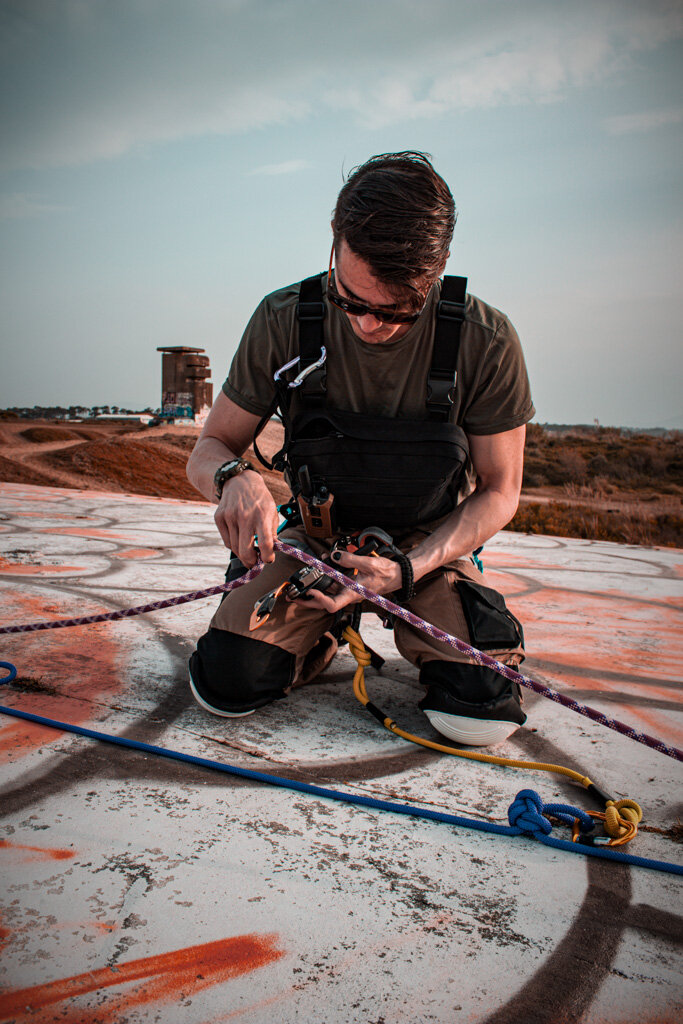 technique d'accès difficile pour exploration de bunker sur la tour Barbara S487 de la position Ba 22 à Tarnos et zoom sur descente en rappel