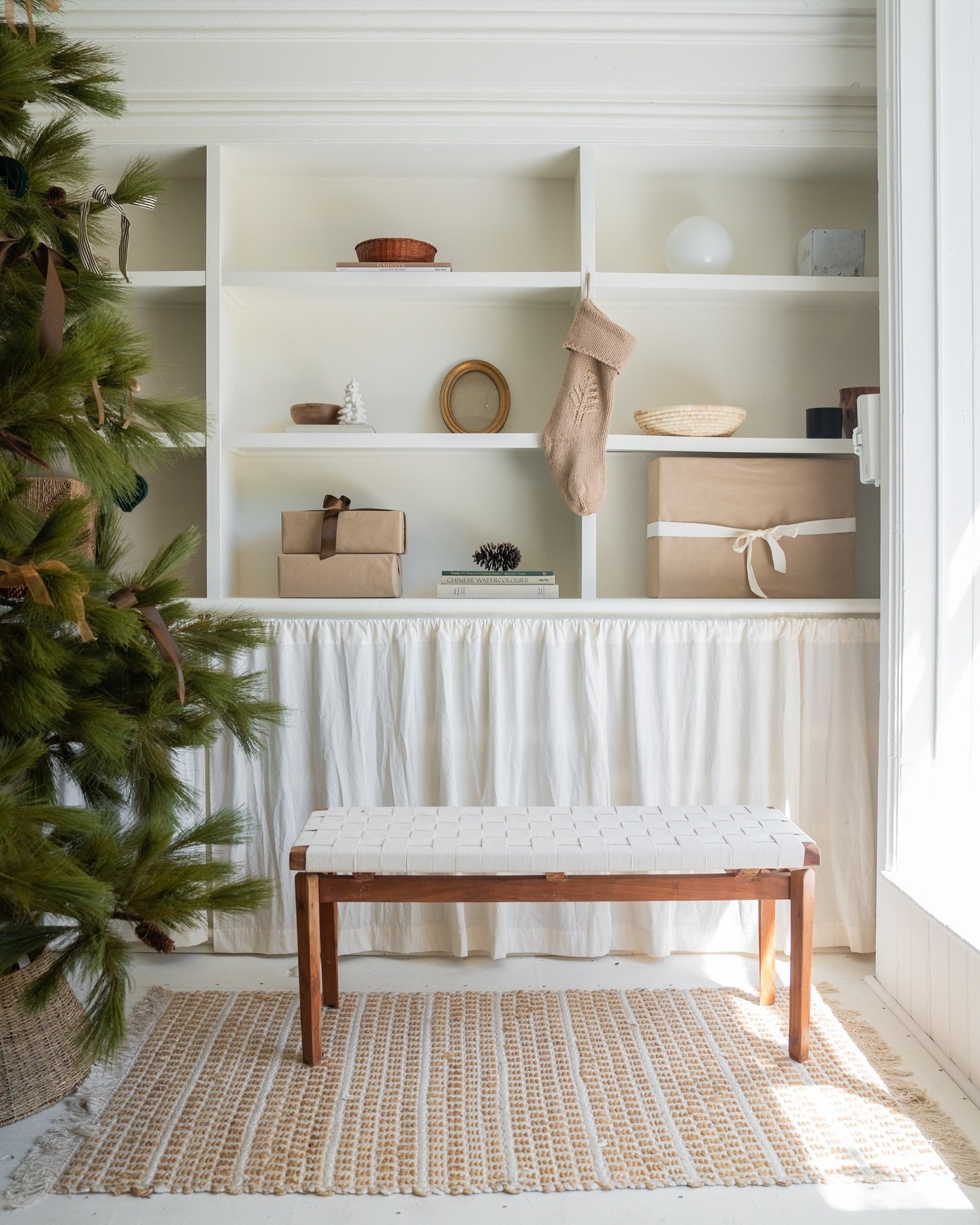 Our neutral Holiday backdrop (one of many you get to use during your booking at our studio this Holiday season). 

Lots of spaces still available this season! Book at the link in our bio #GuelphStudio #guelphphotographer #christmasphotos #christmasba