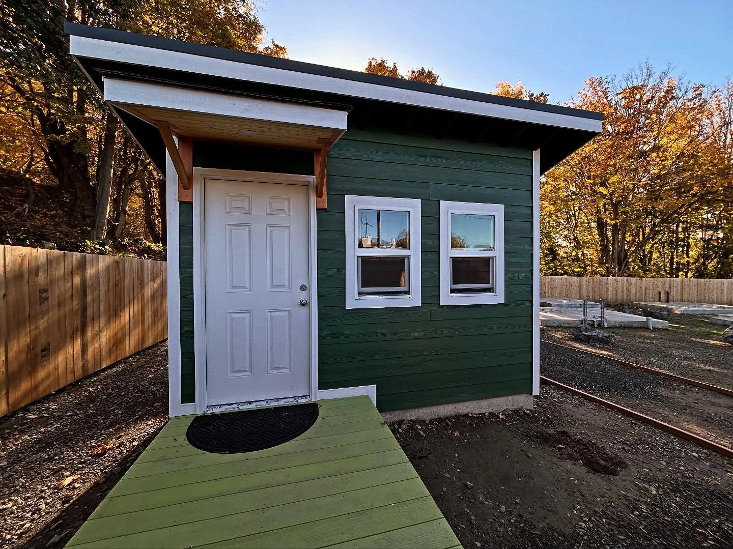 What happened last week for today’s TINY HOME TUESDAY update? Paint done and another flooring installation by the amazing @bayviewflooring360 
Case-in-point how selfless, willing, and professional our volunteers have been, Reggie from Bayview
