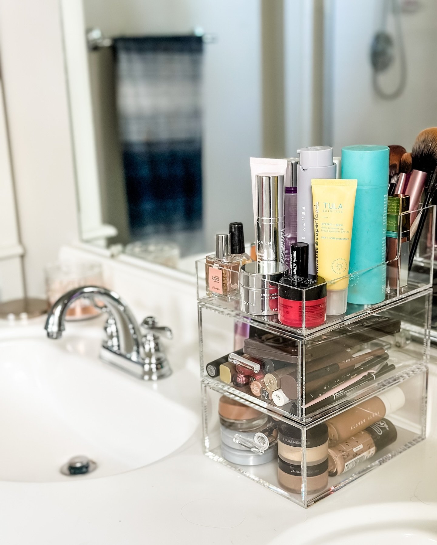In this bathroom, every item that is used daily is either on the counter or within reach in the upper vanity drawers. The Acrylic Modular Drawers and Cosmetic &amp; Brush Organizer from @thecontainerstore came in handy to organize the daily essential