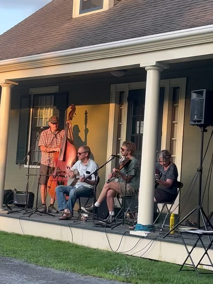 Such a fun night at @goreplace! Thank you to Joellen, Leah, the band, and the hundreds who came out to celebrate sweet corn season at this historic place 🌽 

@walthamlibrary #walthamcommunity #summernights #eatlocal #neighborhoodcoop #sustainableliv