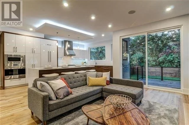 Int Kitchen - Family room.jpg