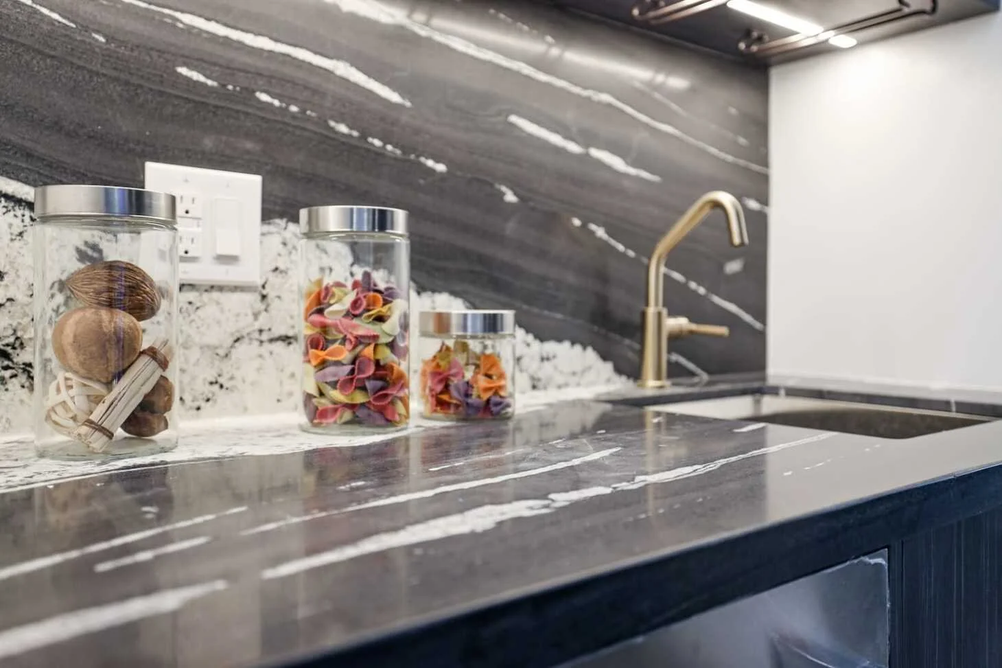 modern-kitchen-countertop-design-in-toronto.jpg