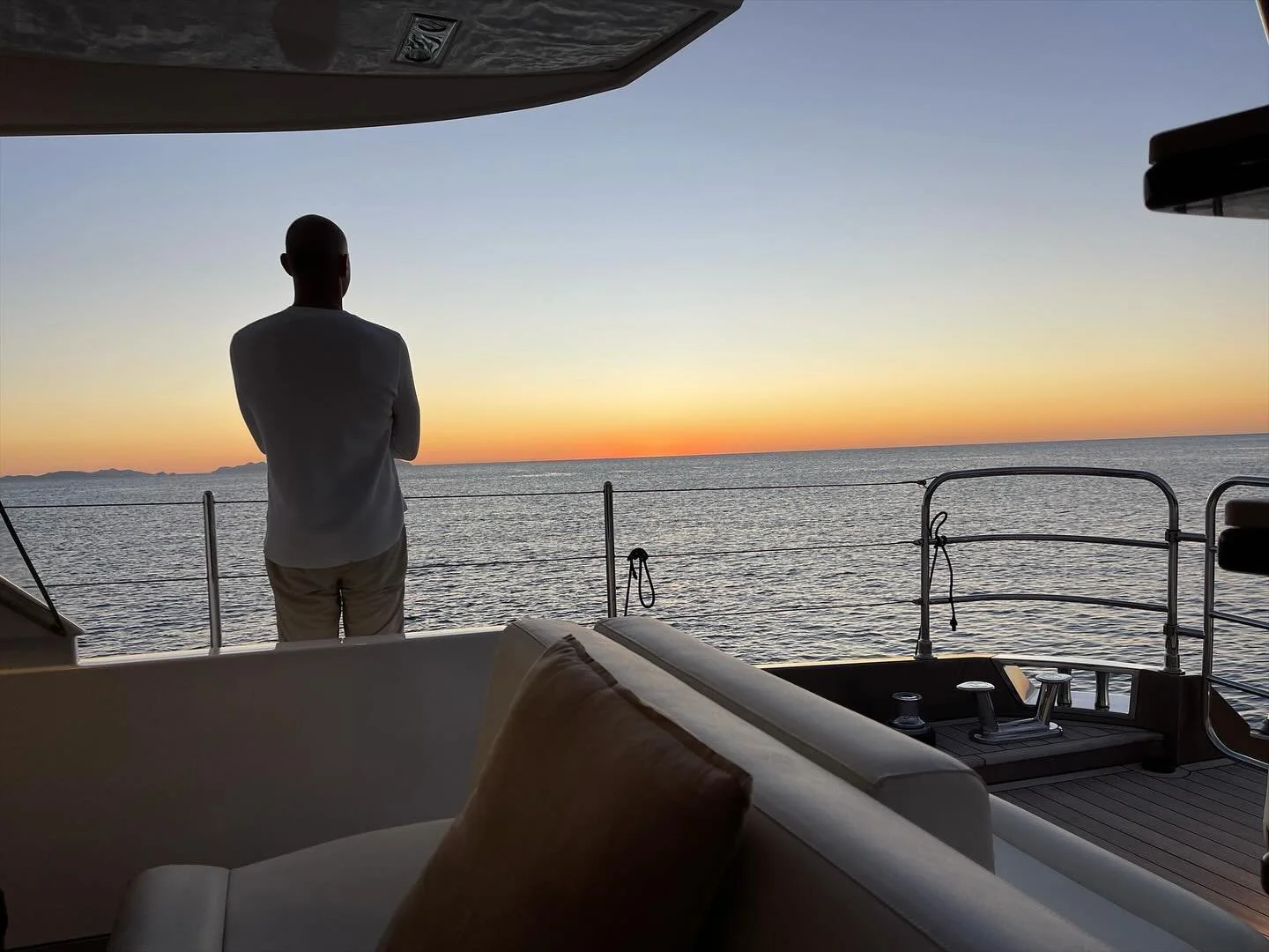 Captain Scotty - always on the lookout.
 
#nisiyacht #motoryachtnisi #thewhitsundays #hamiltonisland #haymanisland #yachtcharter #sunset #whales