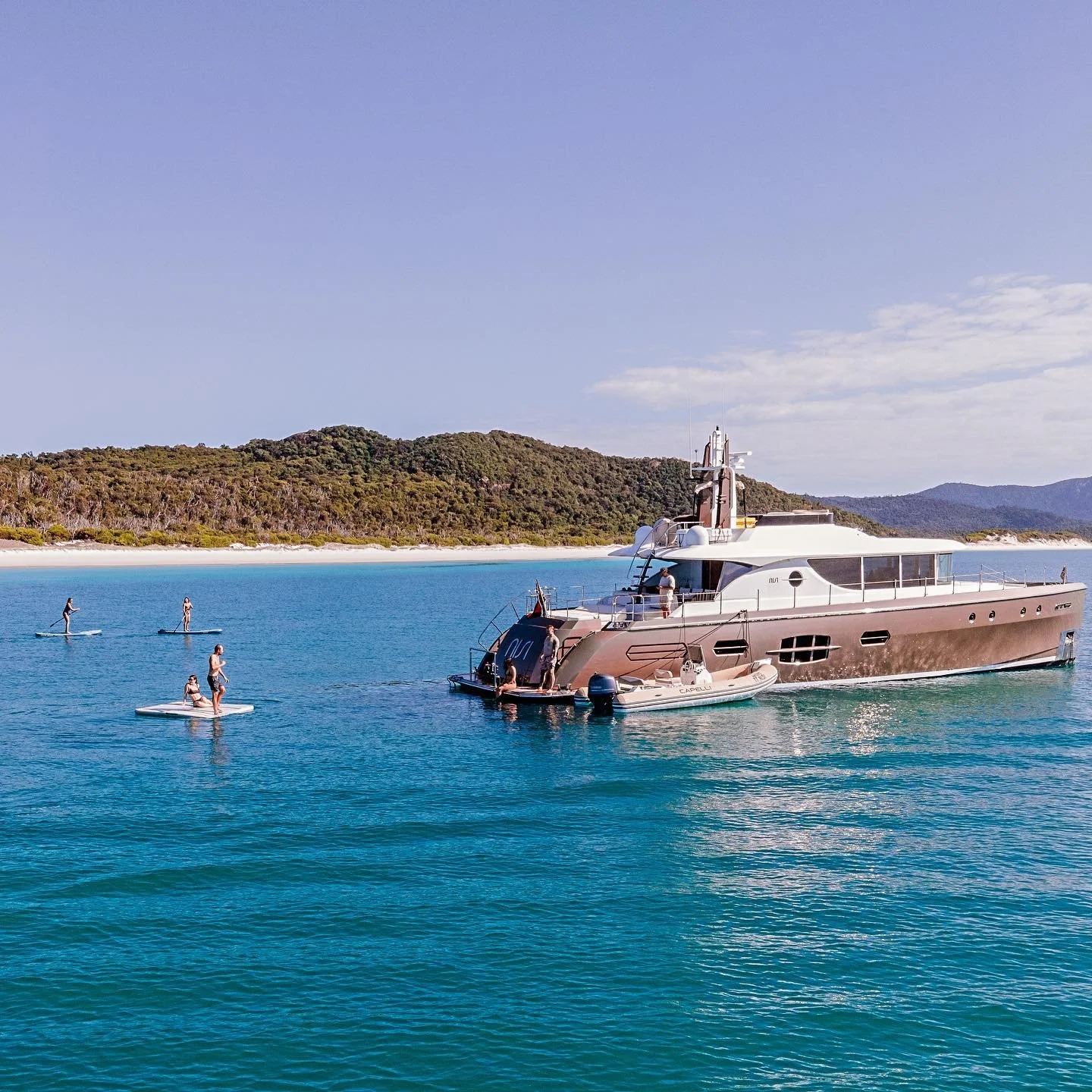 Glassy days at Whitehaven beach. #whitehaven #whitsundays #hamiltonisland #yacht#luxuryyachtcharter #yachtlife 📷:@kirbywithers__