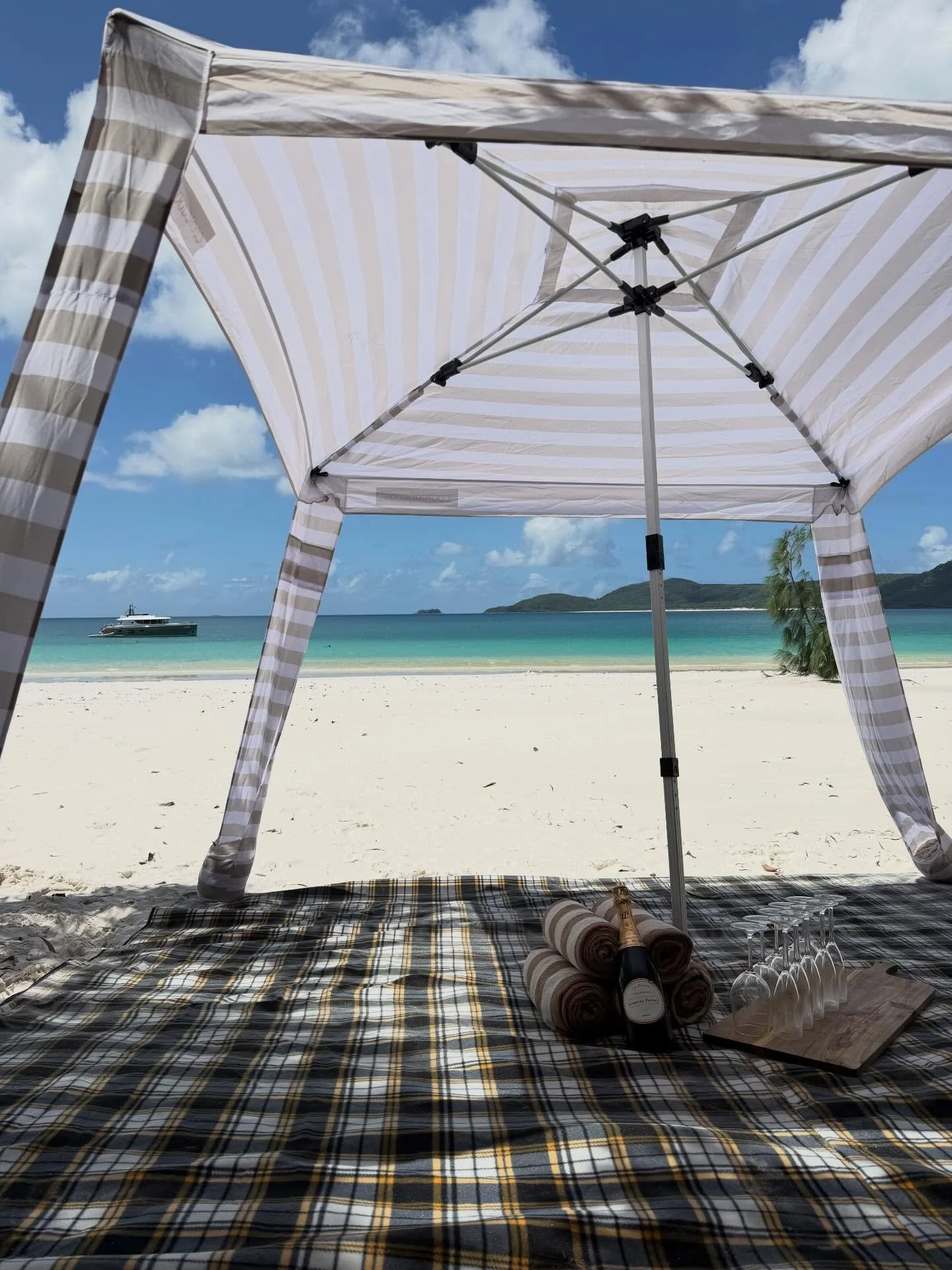 Five extremely happy guests today with their private beach picnic on the beautiful Whitehaven Beach! Pok&egrave; Bowls &amp; Chilled Champagne, what more could you want !? 🍱🍾🥂☀️🏖️