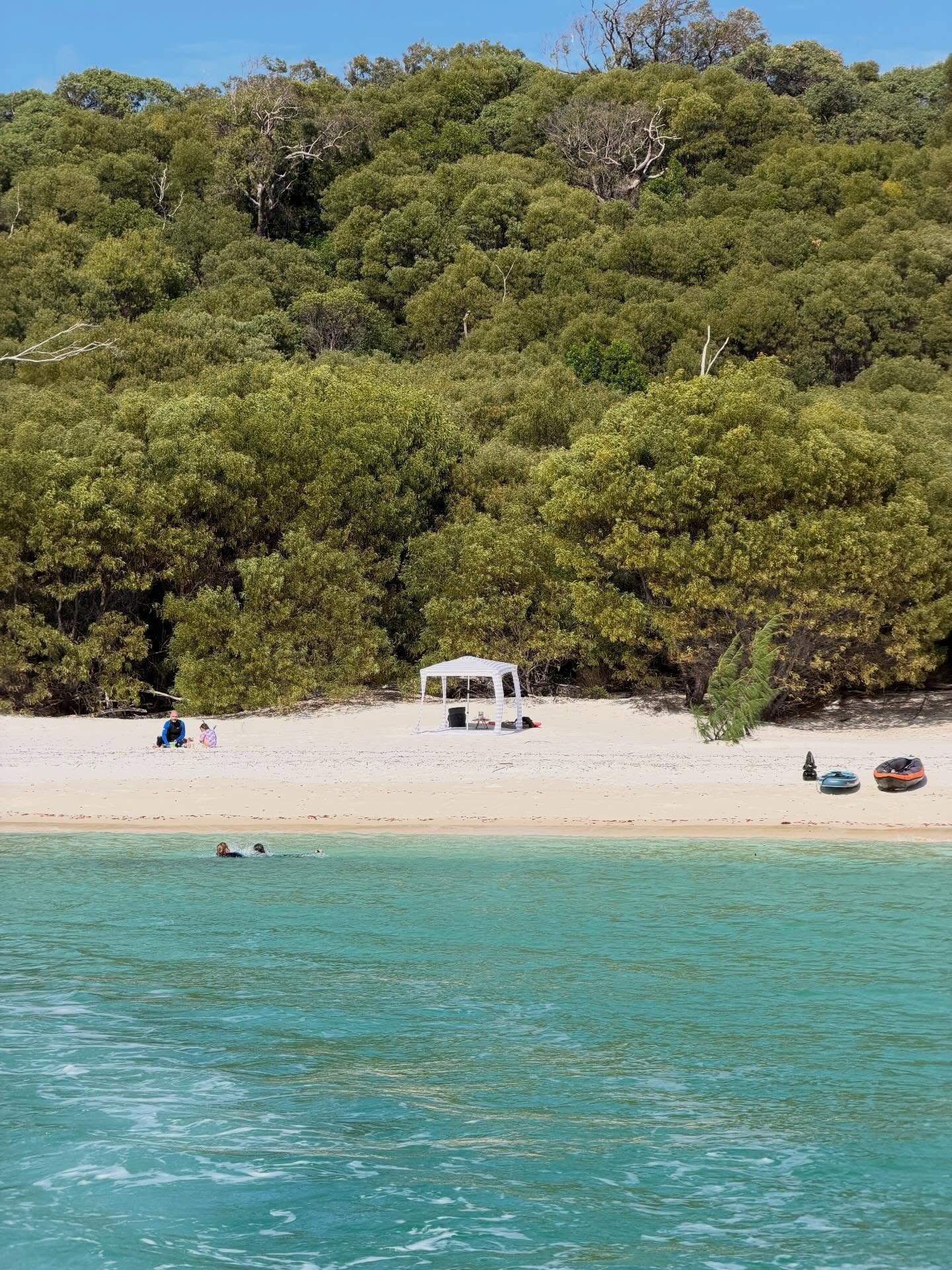 From deck to shore, every moment curated to perfection,
Luxury looks better with sandy kids and salty smiles. 🥂⚓️🌊⛱️🐚