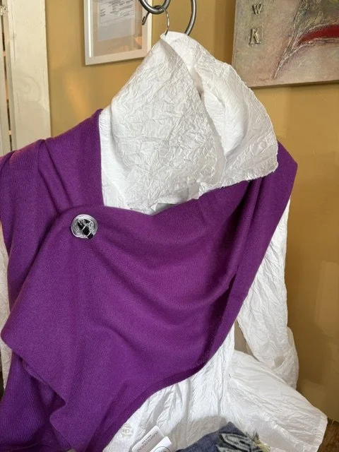 Cashmere scarf with magnetic pin