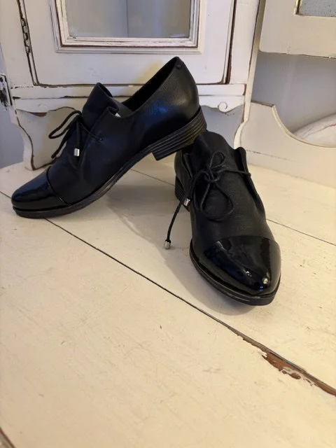 Django & Juliette (shiny toe)