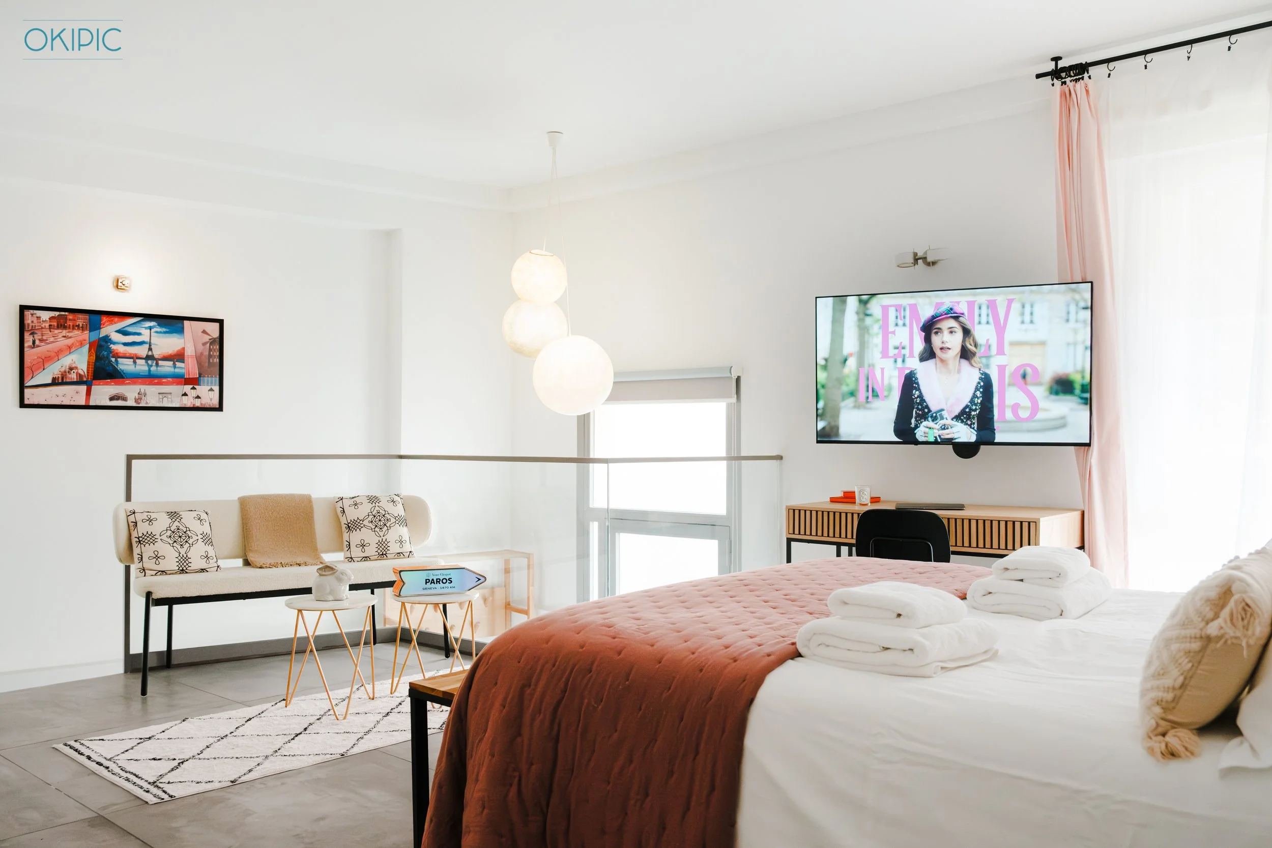 Smart TV, cozy lounge, plush bed & chic lighting.