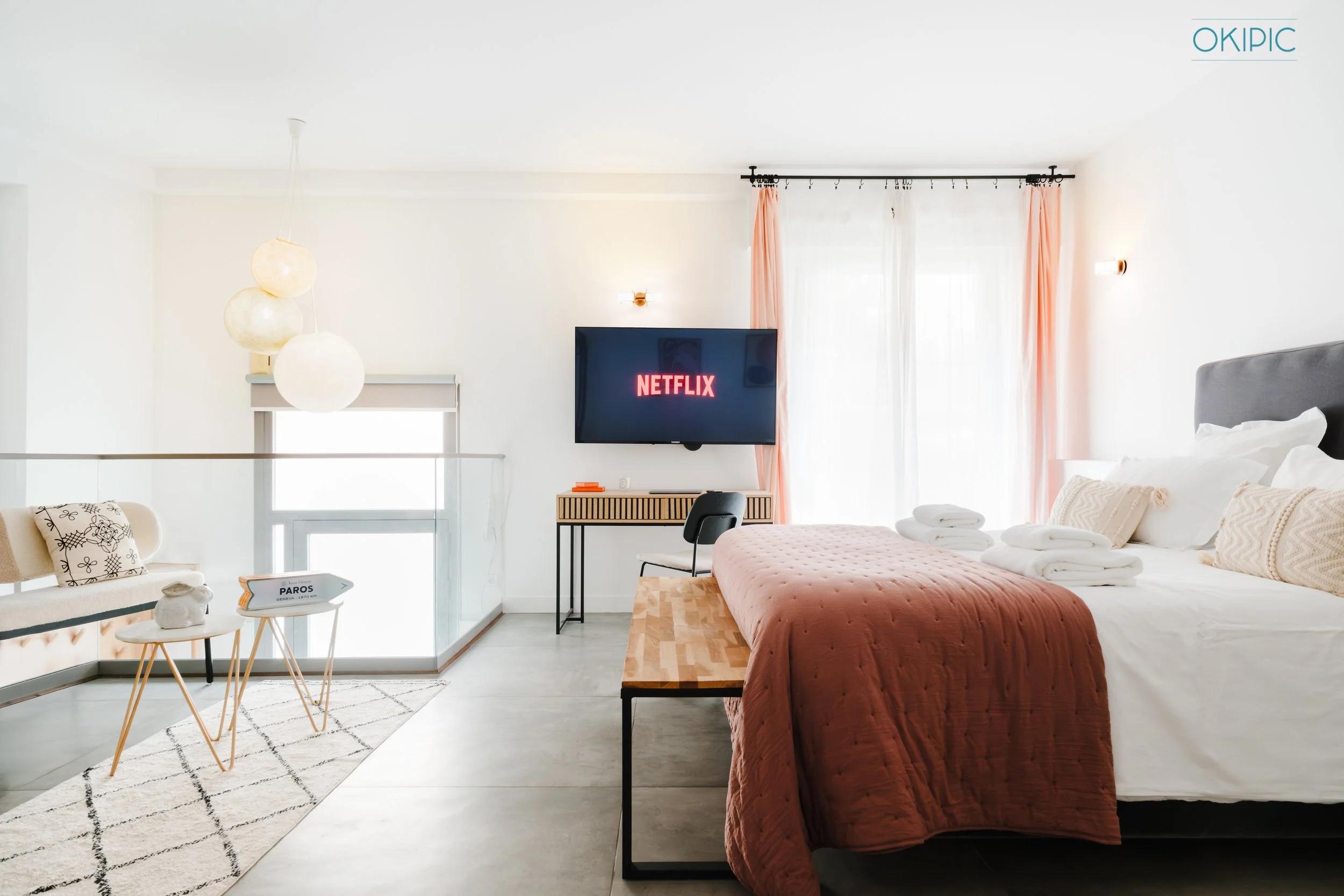 Bright bedroom (1) with comfy queen bed, Netflix & second entrance.