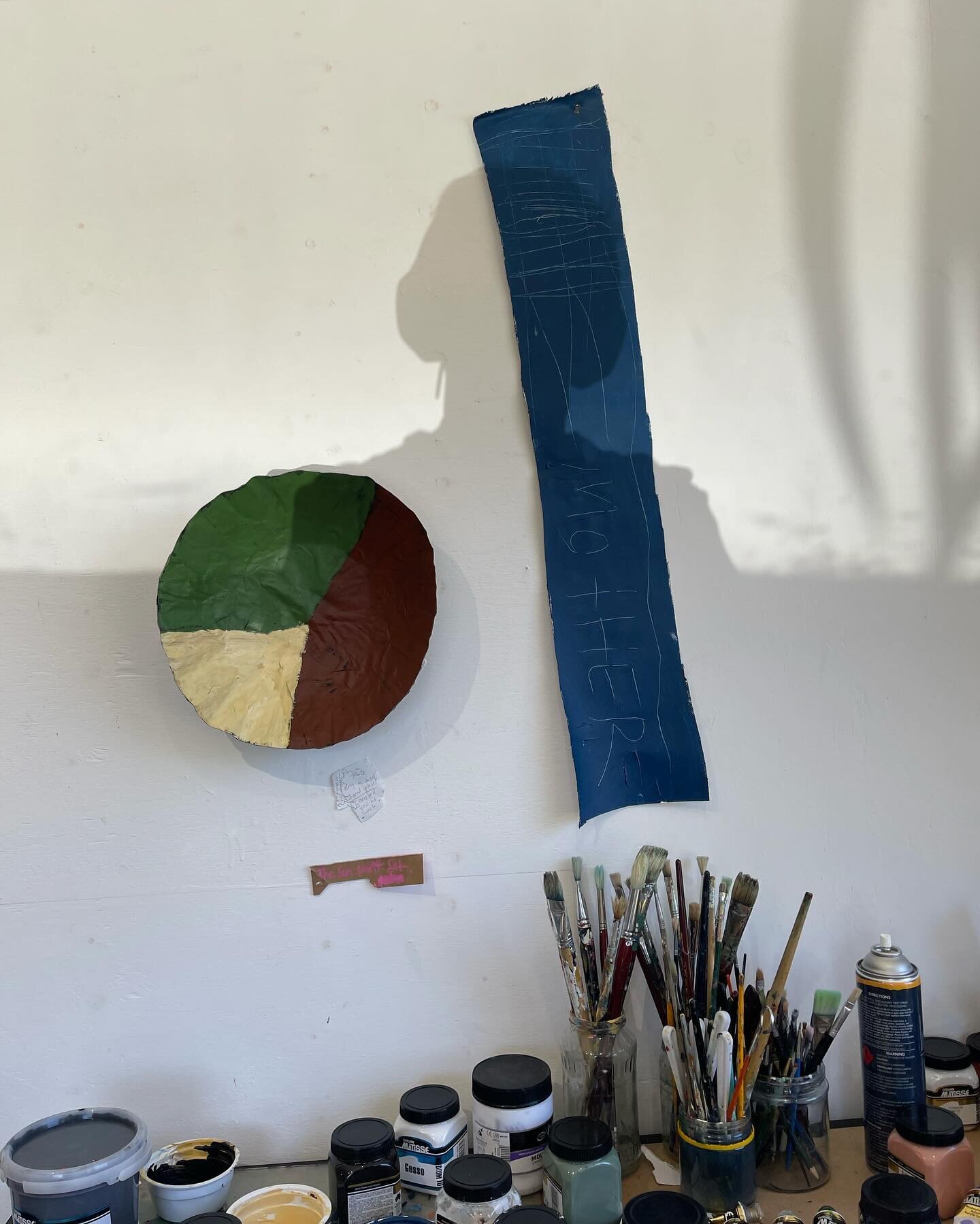 Afternoon shadows in the studio. 

Busily working away on some &lsquo;big feelings&rsquo; pieces&hellip;more to come.

#eleesahowardart #papermache #painting #multidisciplinaryartistartist #australianemergingartist #artiststudio