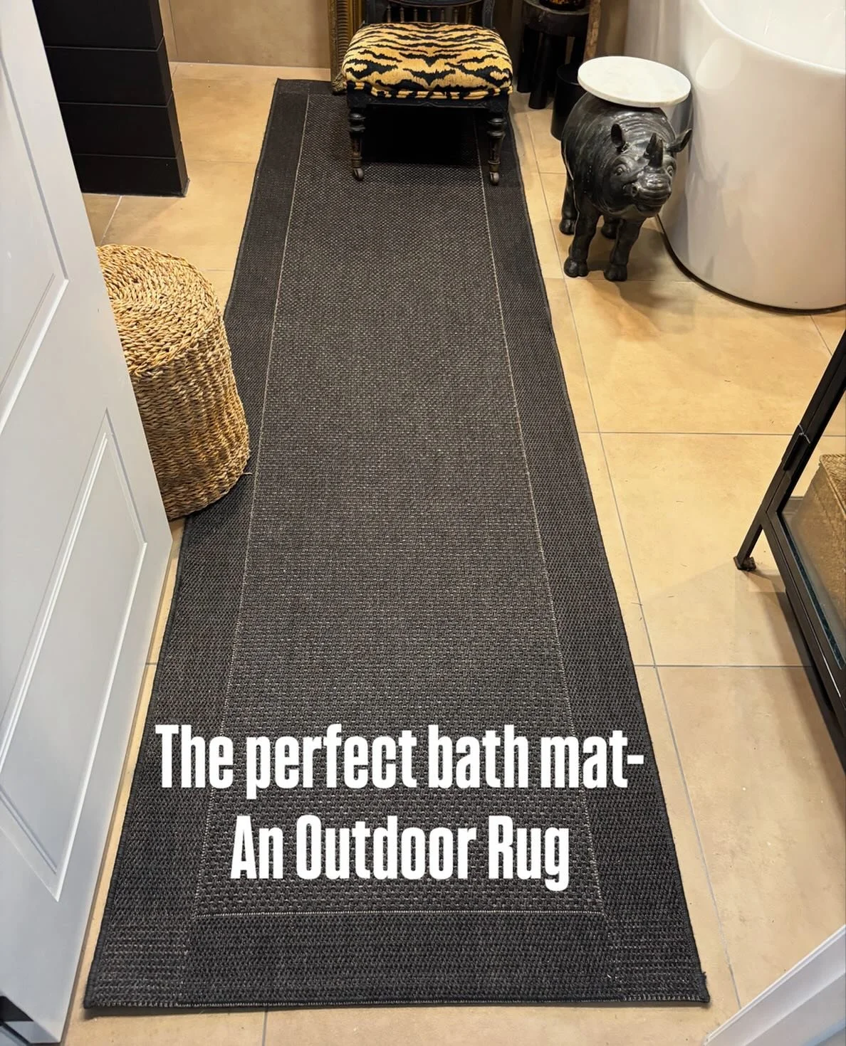 🥶🥶🥶🥶🥶🥶
Cold tootsies on the tiles&hellip;.
Custom make a runner that fits your bathroom perfectly
🥶
Call Jo for options 0411475349
🥶
INSTORE @empire.revival Paddington Q
or check them out ONLINE
www.theshopfrontcollection.com.au
🖤
#shopfront