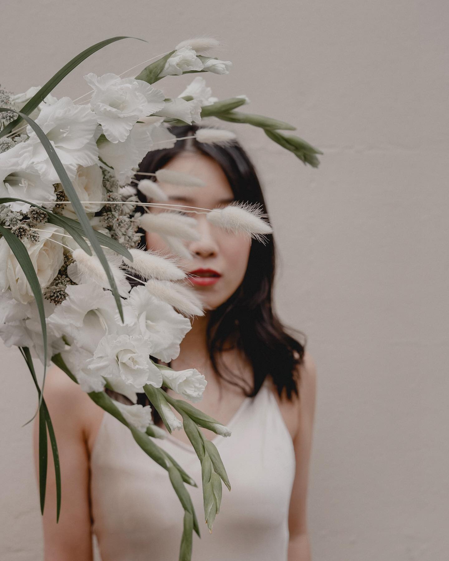 The very talented @hunchco took this with beautiful @lydia.this.is.amazing 

Neutral bouquet of glads, avalanches, reeds and bunny tails. 

#hunchco
