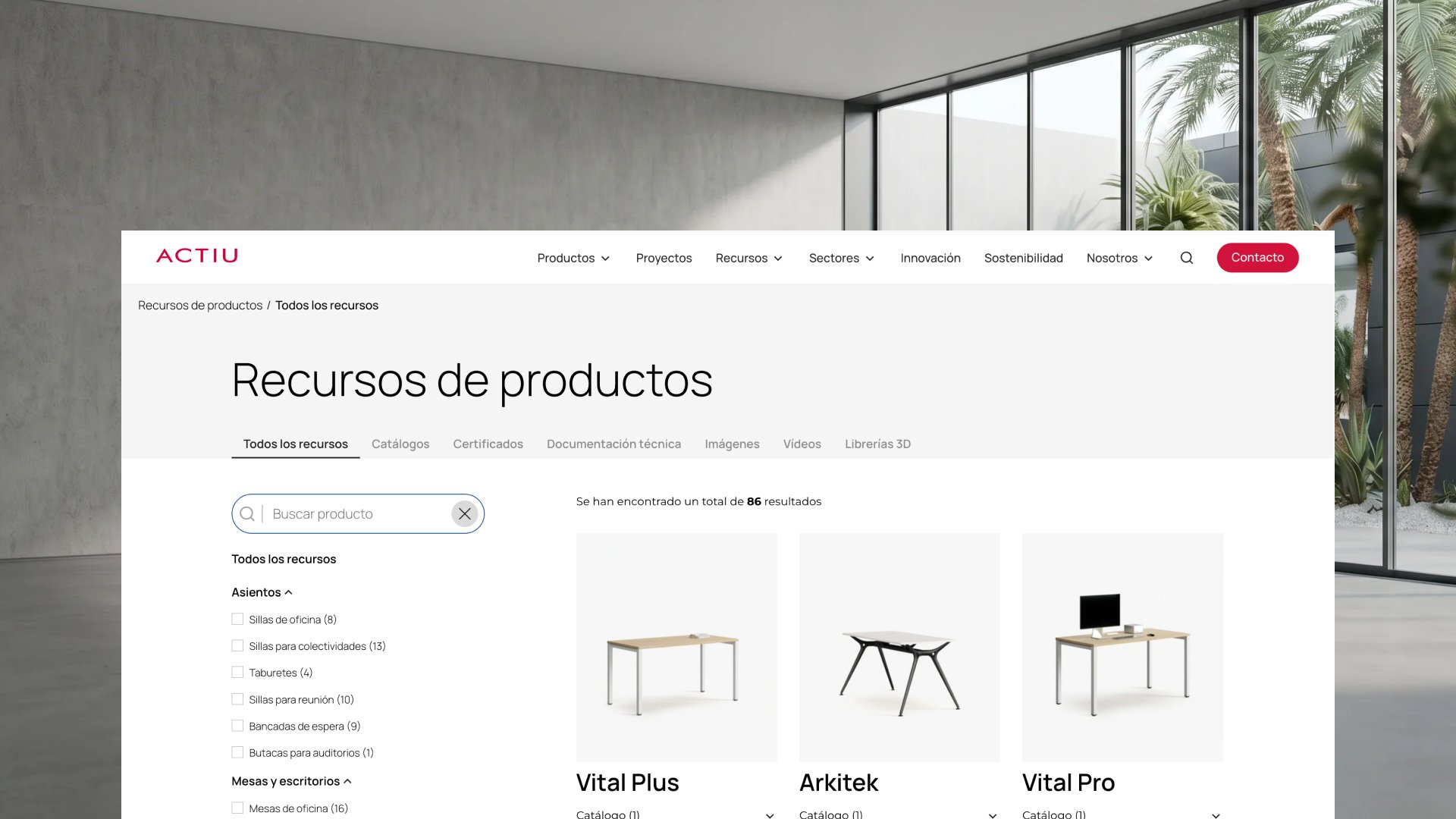 Página web de Actiu con recursos de productos, buscador y filtros por categorías, mostrando resultados de mobiliario de oficina como mesas y escritorios.