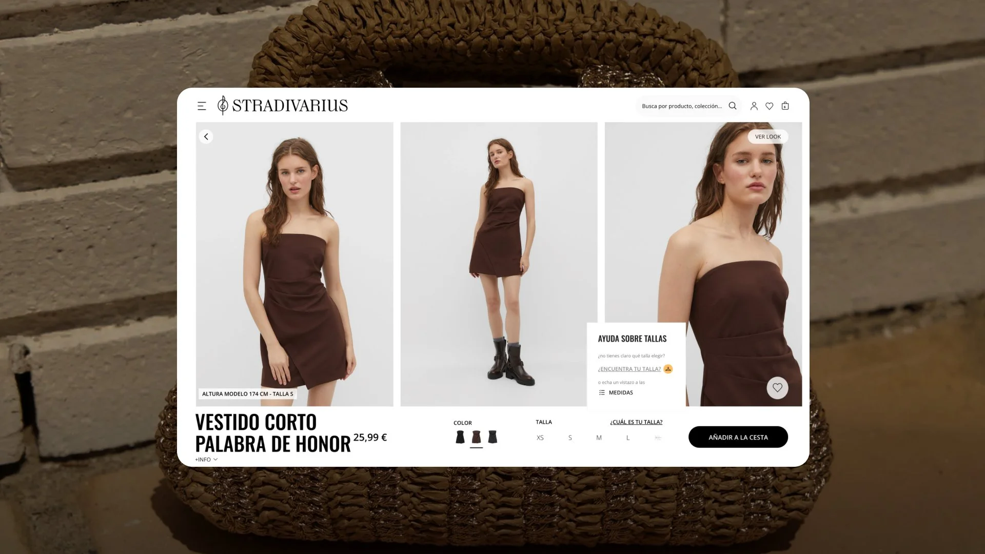 Página de producto de Stradivarius con vestido corto palabra de honor marrón, fotos de modelo, selector de talla y botón para añadir a la cesta.