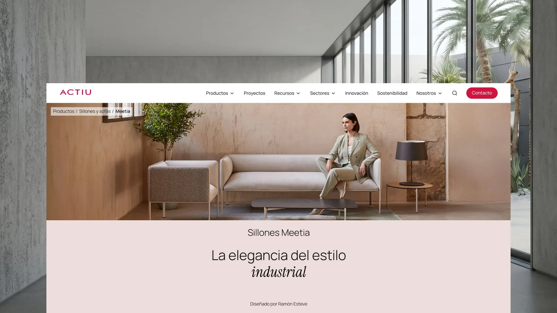 Página web de Actiu mostrando sillones Meetia en un salón moderno, con una mujer sentada y texto promocional sobre elegancia de estilo industrial.