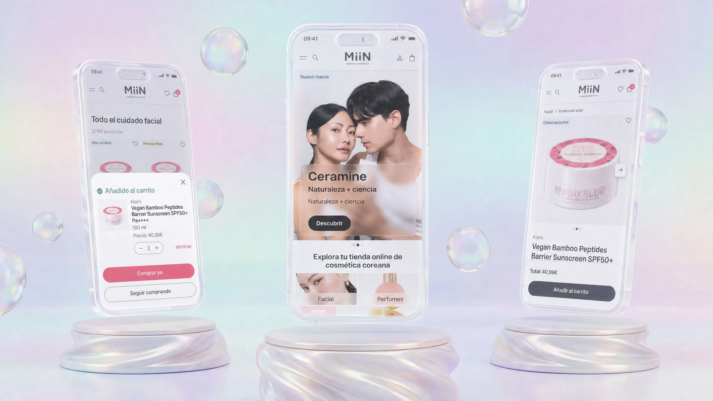Tres smartphones flotando muestran una app de cosmética coreana: inicio, carrito y ficha de producto, sobre fondo degradado con burbujas.