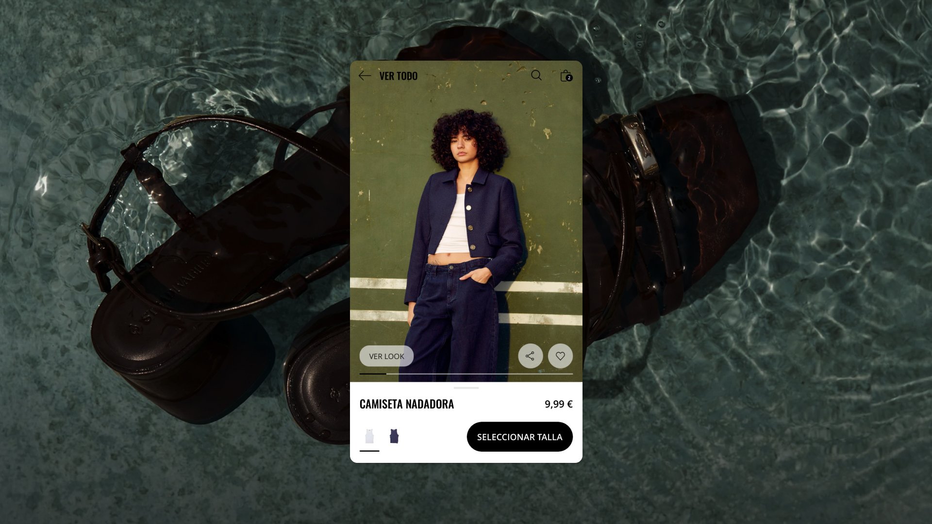 Pantalla de tienda móvil de moda con modelo vistiendo conjunto azul marino, precio de camiseta y botón para seleccionar talla, sobre fondo acuático con sandalias negras.